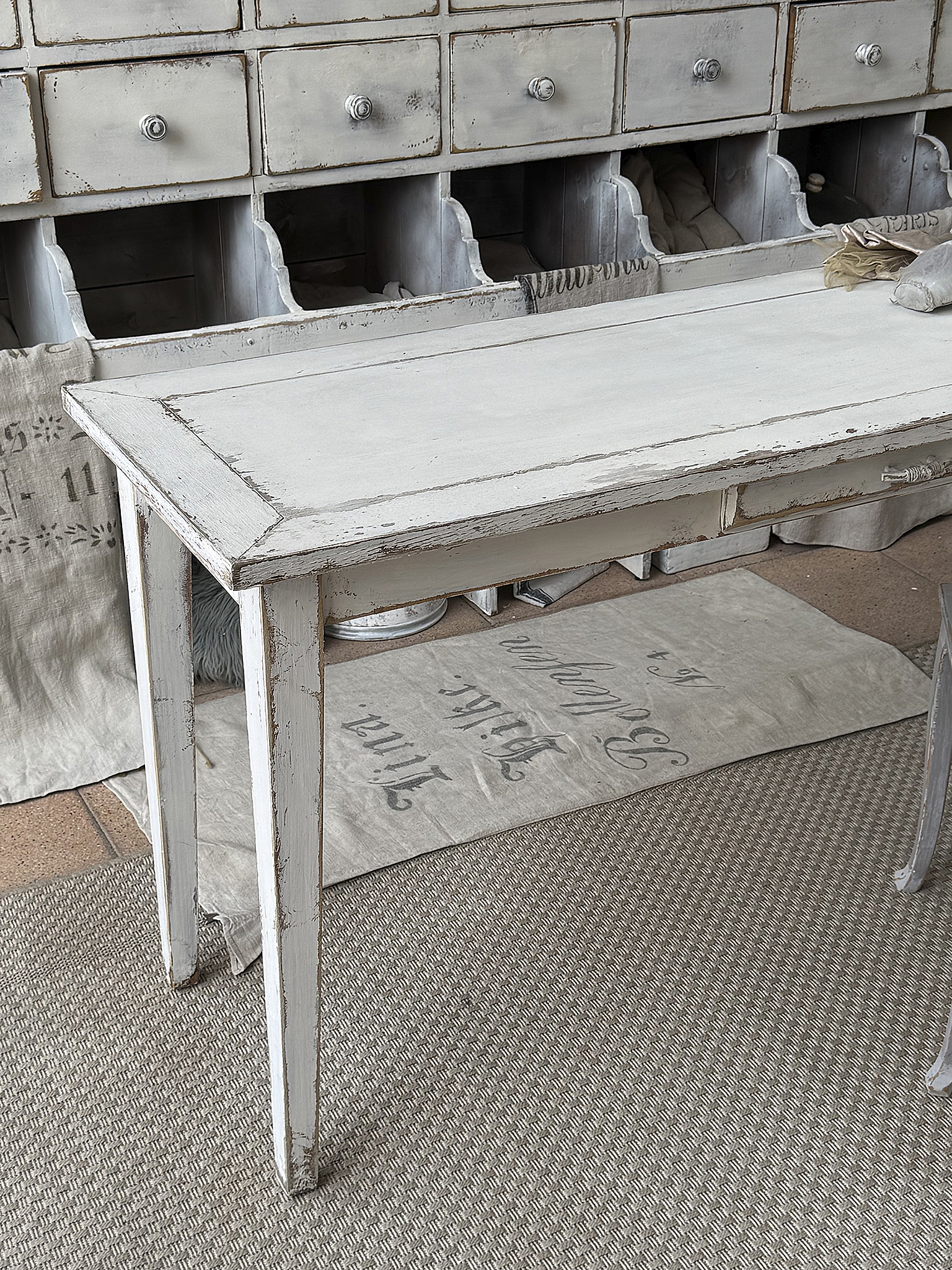 Edler Shabby-Chic-Konsolentisch aus Vollholz – zeitlose Eleganz mit Geschichte***