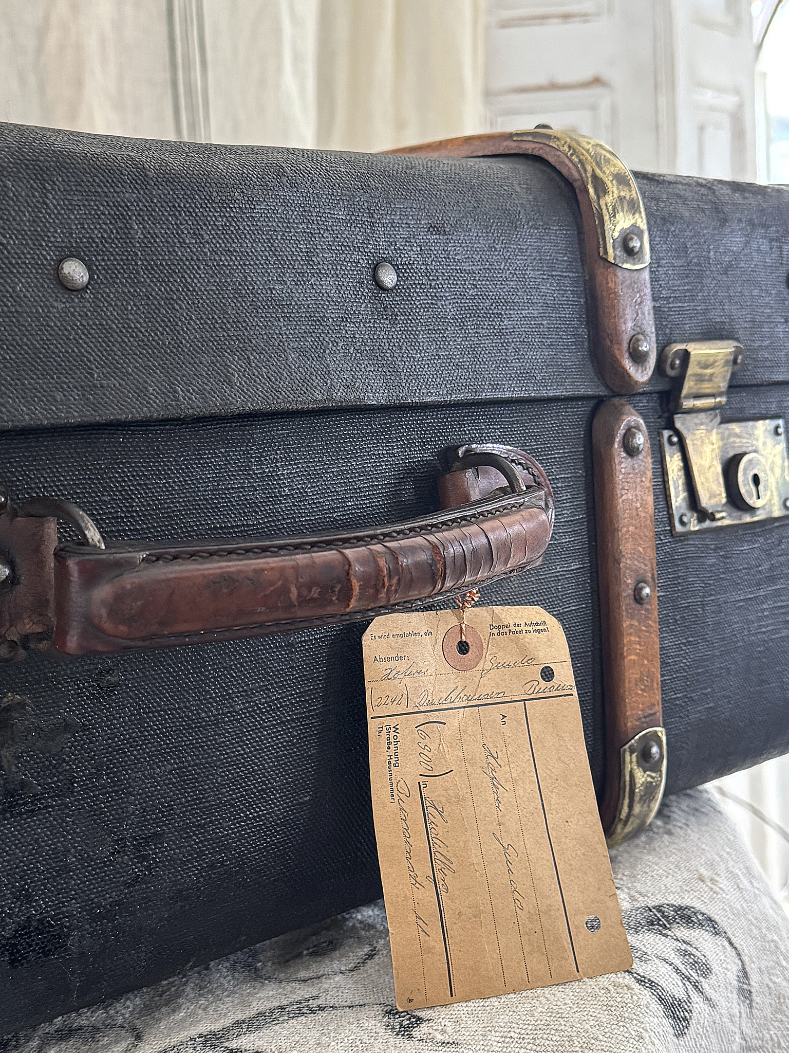 Edler alter Vintage-Koffer mit Eichenholzstreben und Messingdetails um 1923***