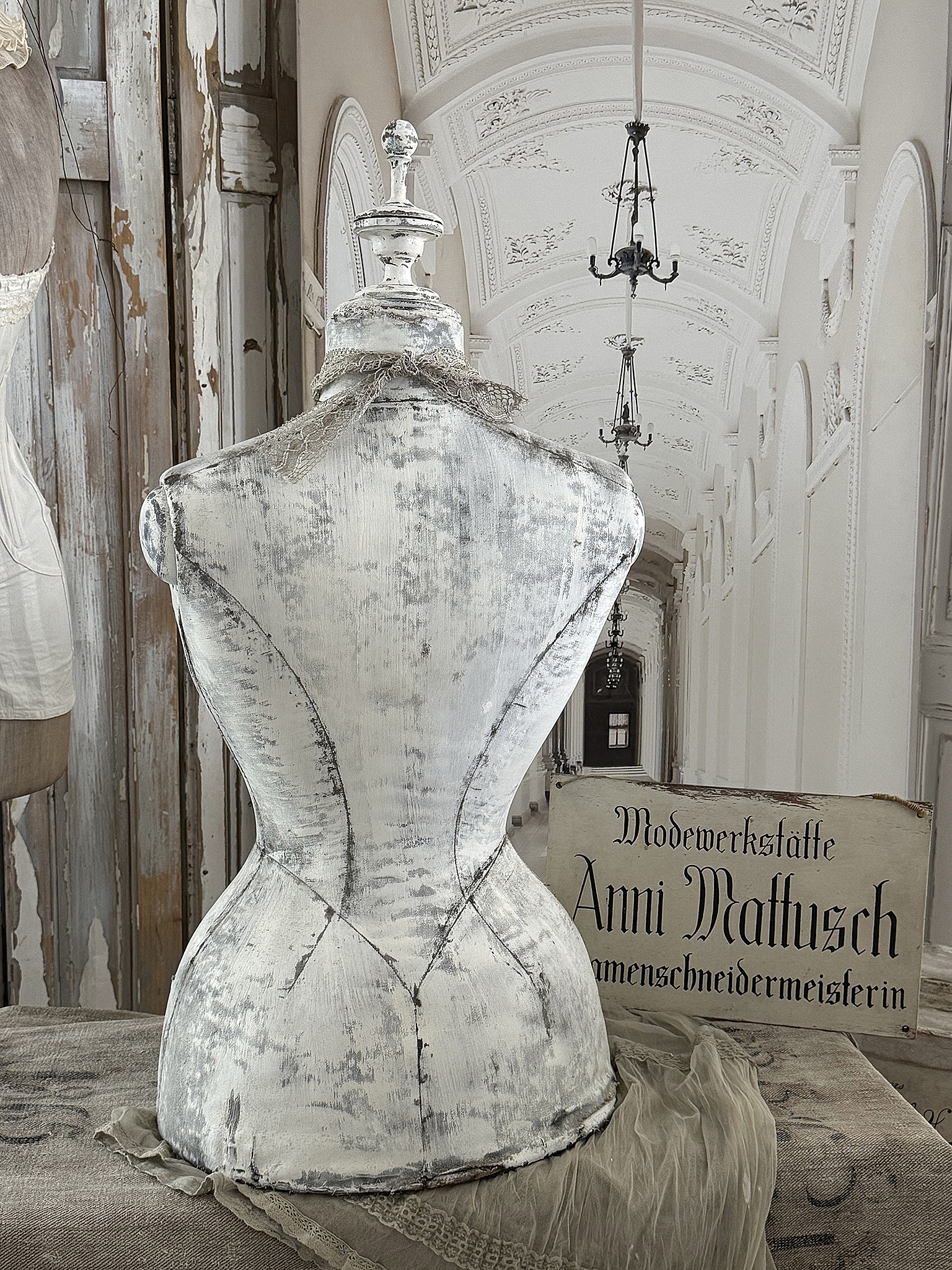  Antike Schneiderpuppe im Shabby-Chic – nostalgische Korsettbüste mit Vintage-Charme***