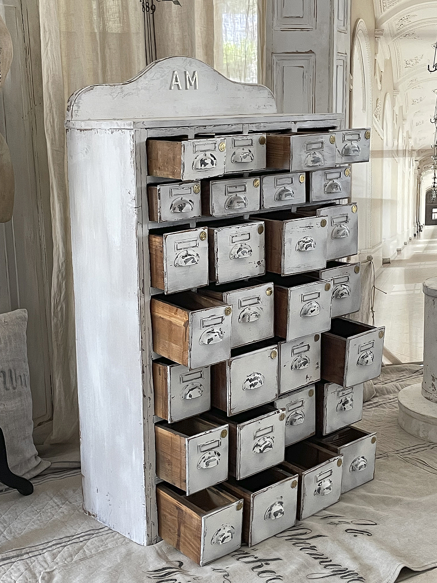 Antiker Schrank mit zahlreichen Schubladen in shabby chic Design