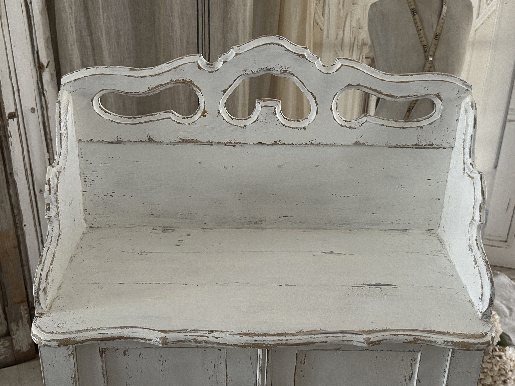 Liebhaberstück – Antikes Schrankbänkchen aus Frankreich***