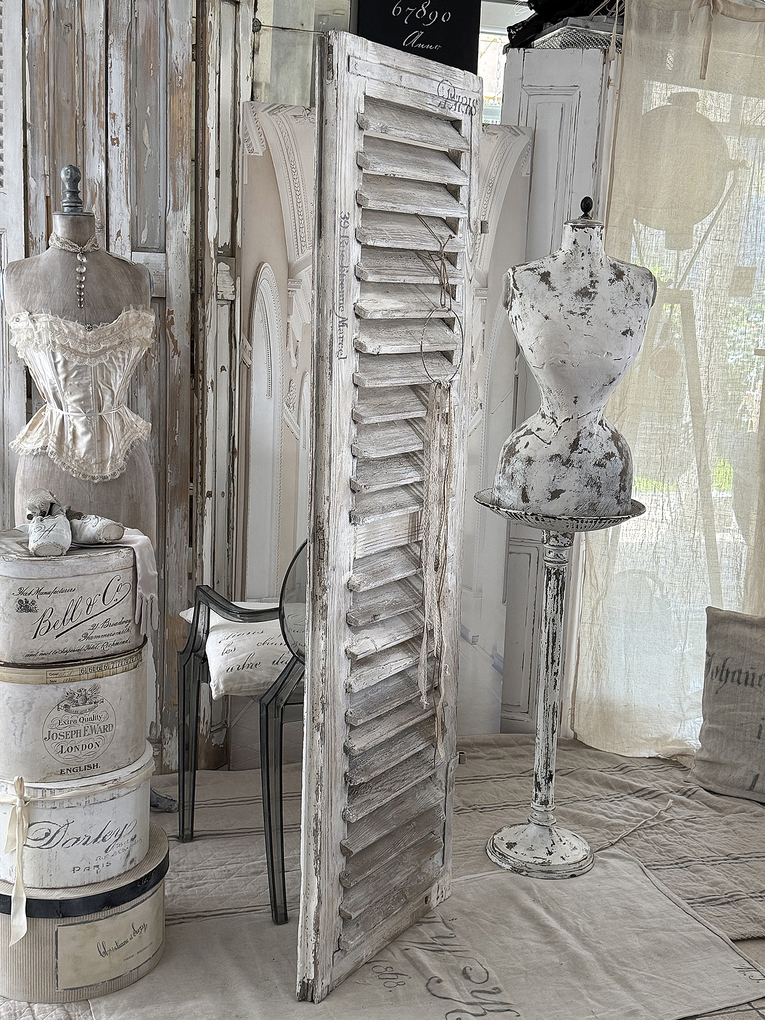 Großer antiker Lamellenladen im weißen Shabby-Chic mit Patina & Bänderkranz***
