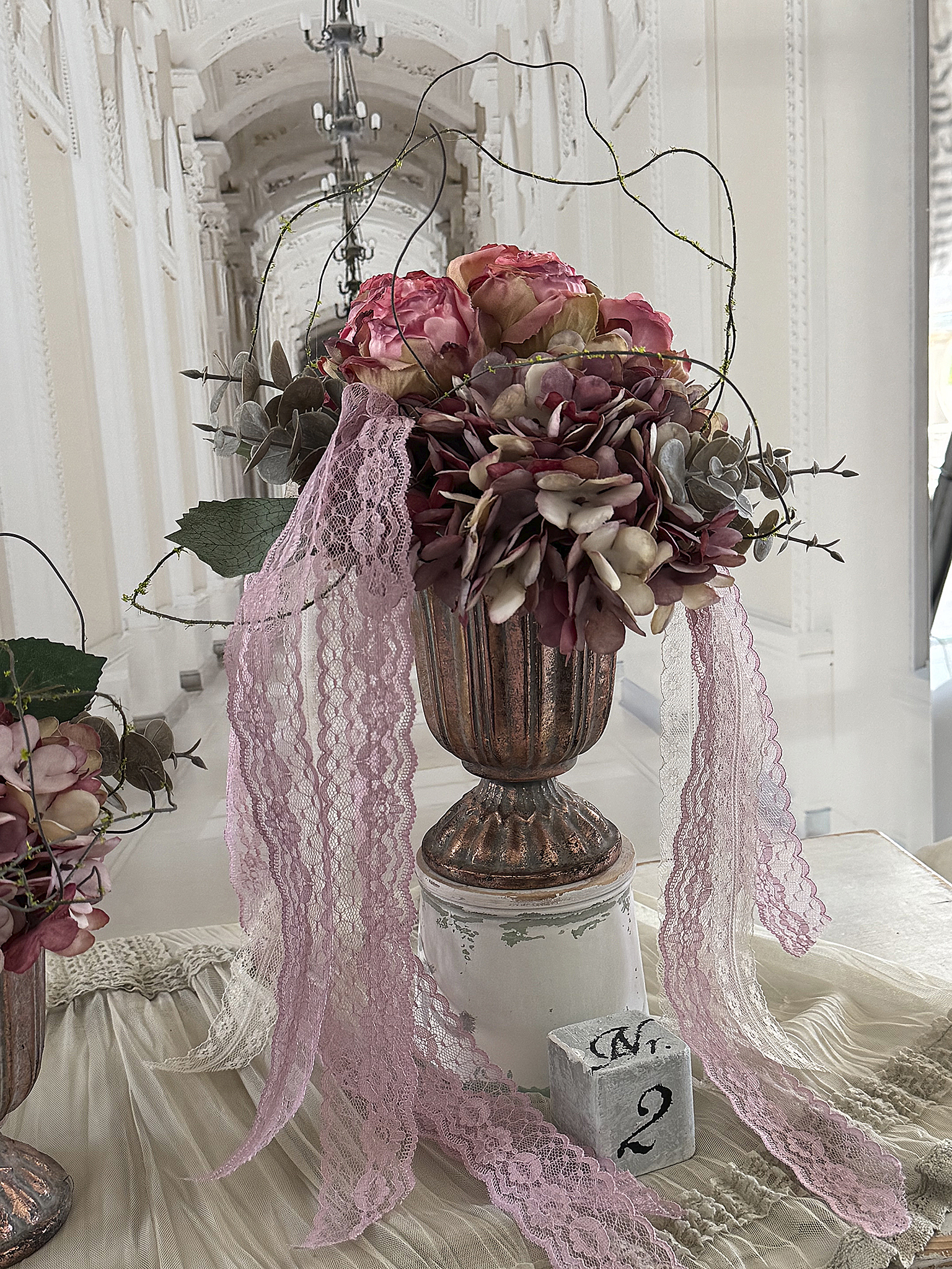 Handgearbeitete Seidensträuße mit Amphore***