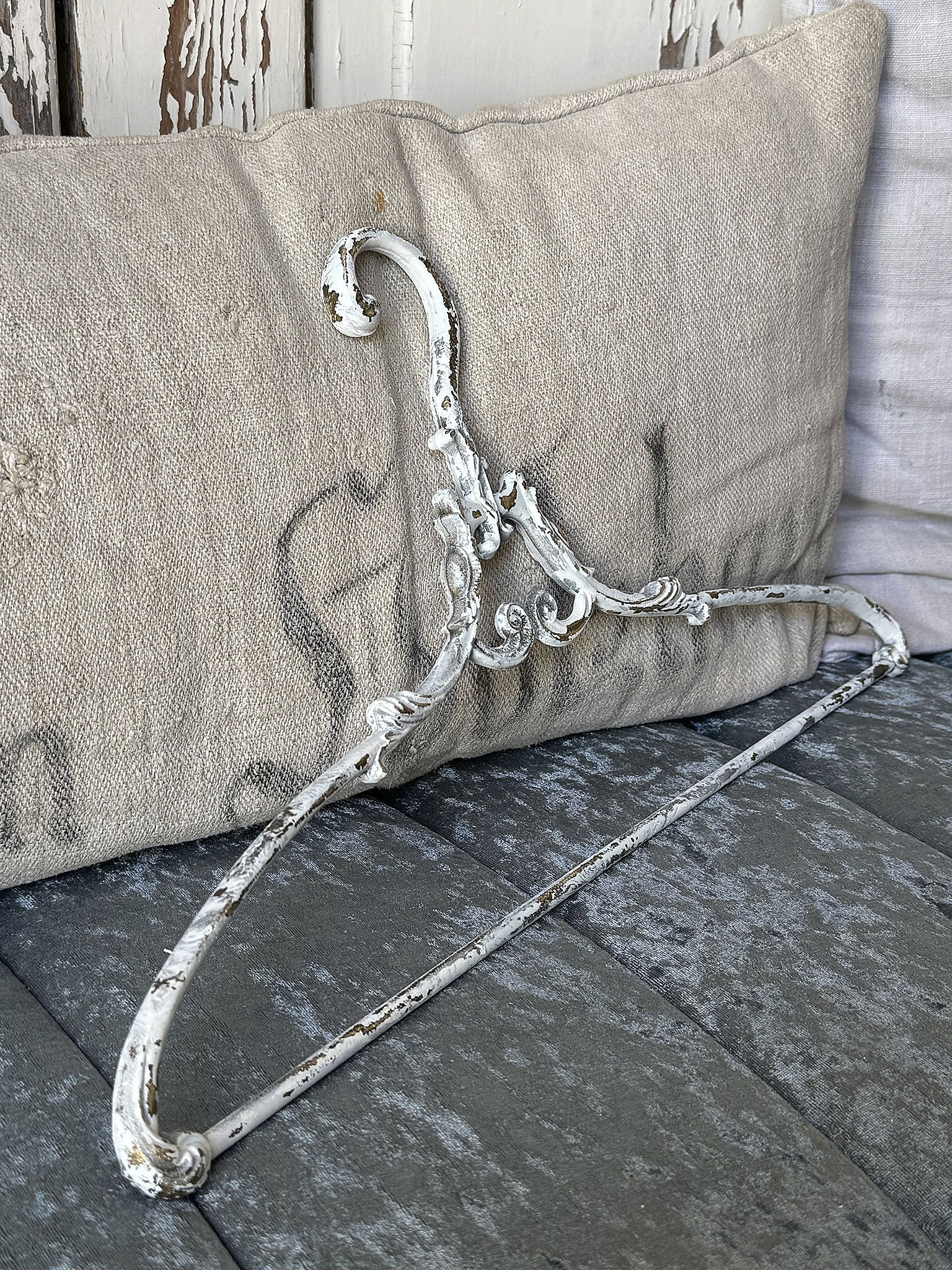 Zwei charmante Shabby-Kleiderbügel mit Geschichte***