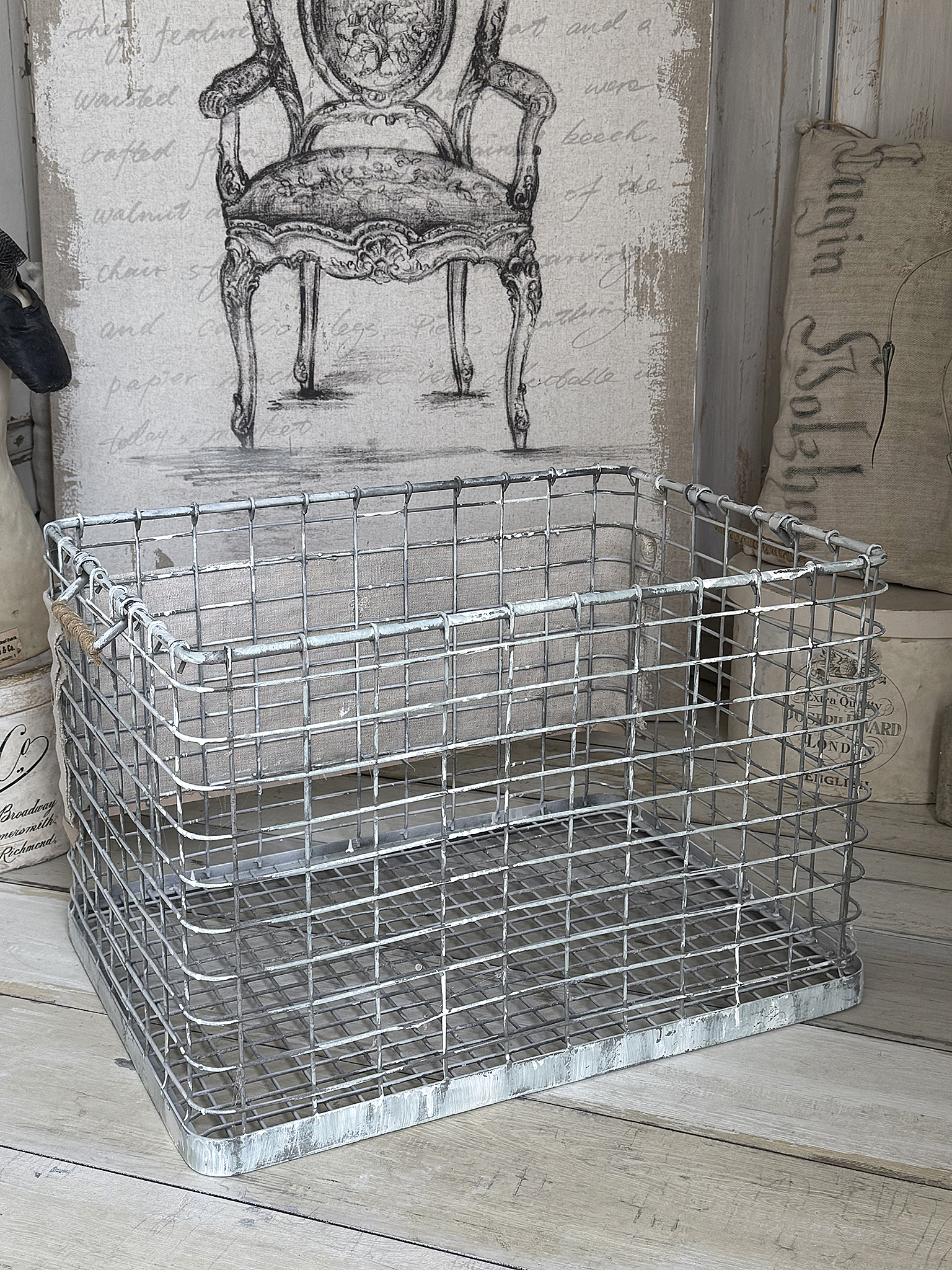 Großer alter Eisenkorb mit Leinenschild***