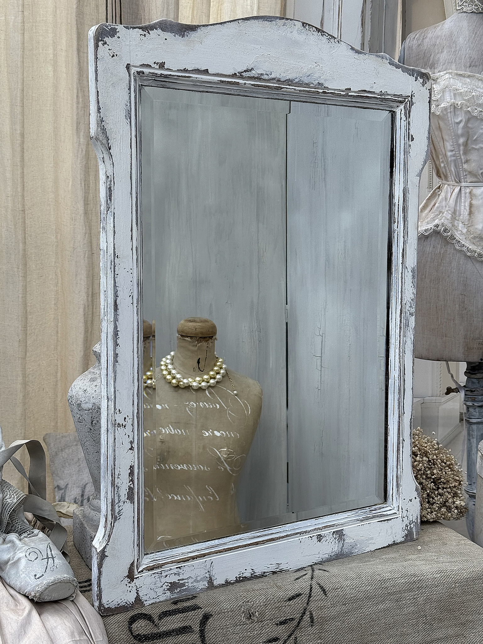Eleganter antiker Spiegel im Shabby-Chic-Stil Antiker Spiegel mit attraktiver Rahmung und reflektierendem Glas