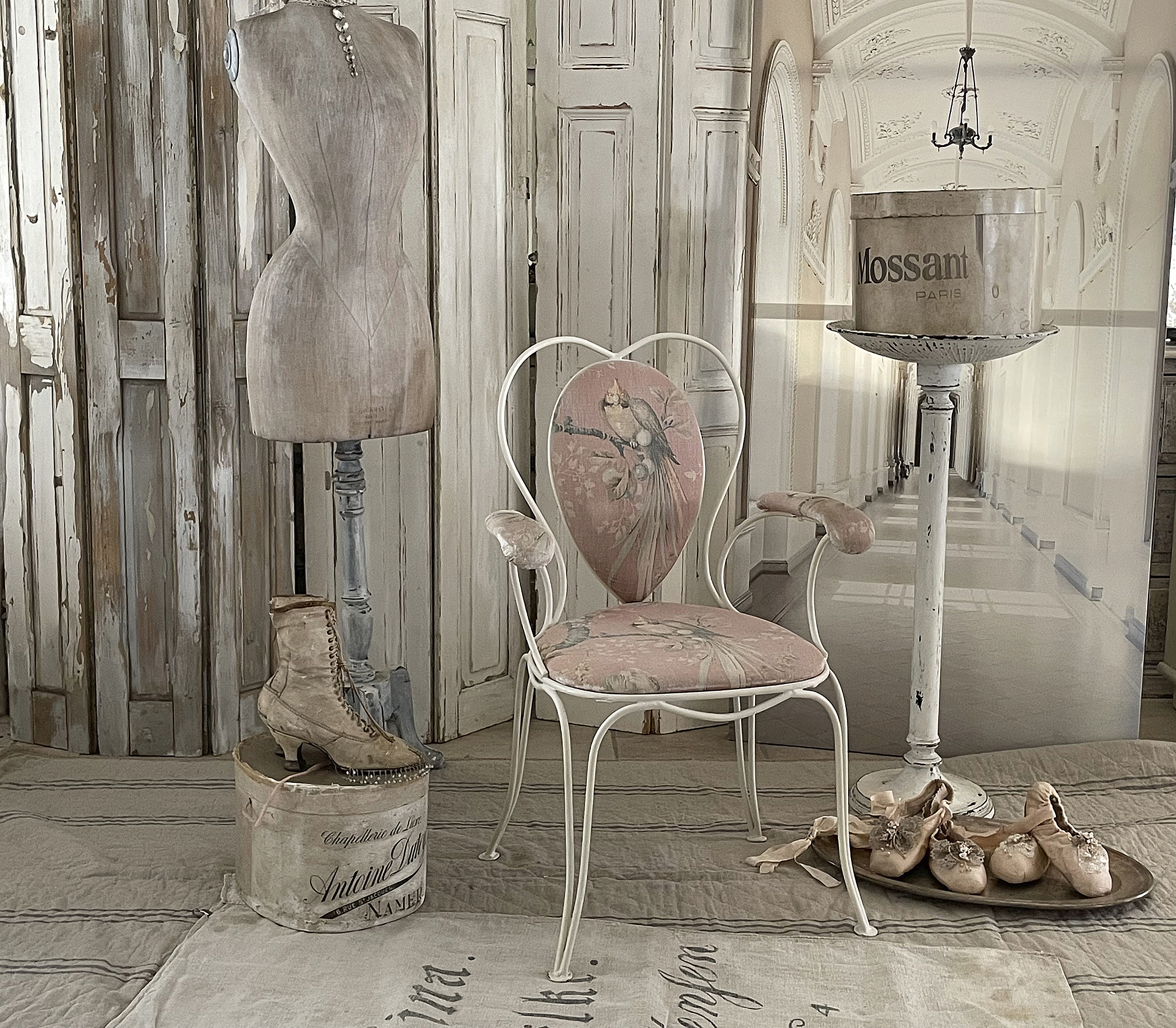 Alter edler Metallstuhl mit Polster***