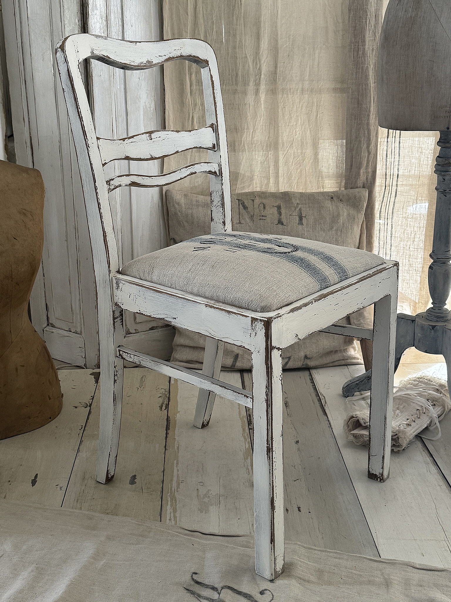 Alter Polsterstuhl mit Mehlsack Moulin***