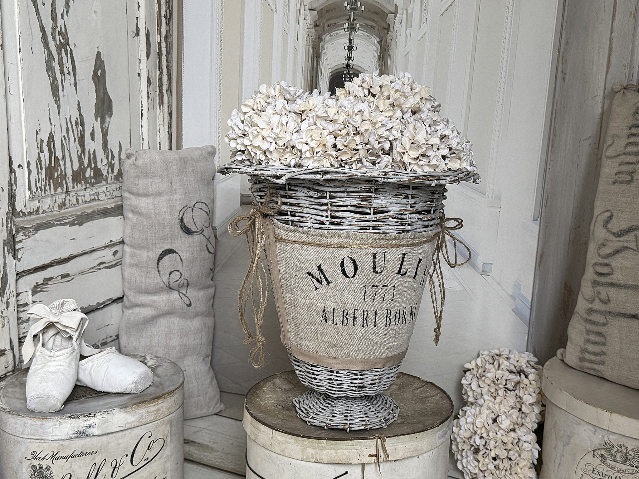 Alter Shabby-Weidenkorb mit Leinenschild 