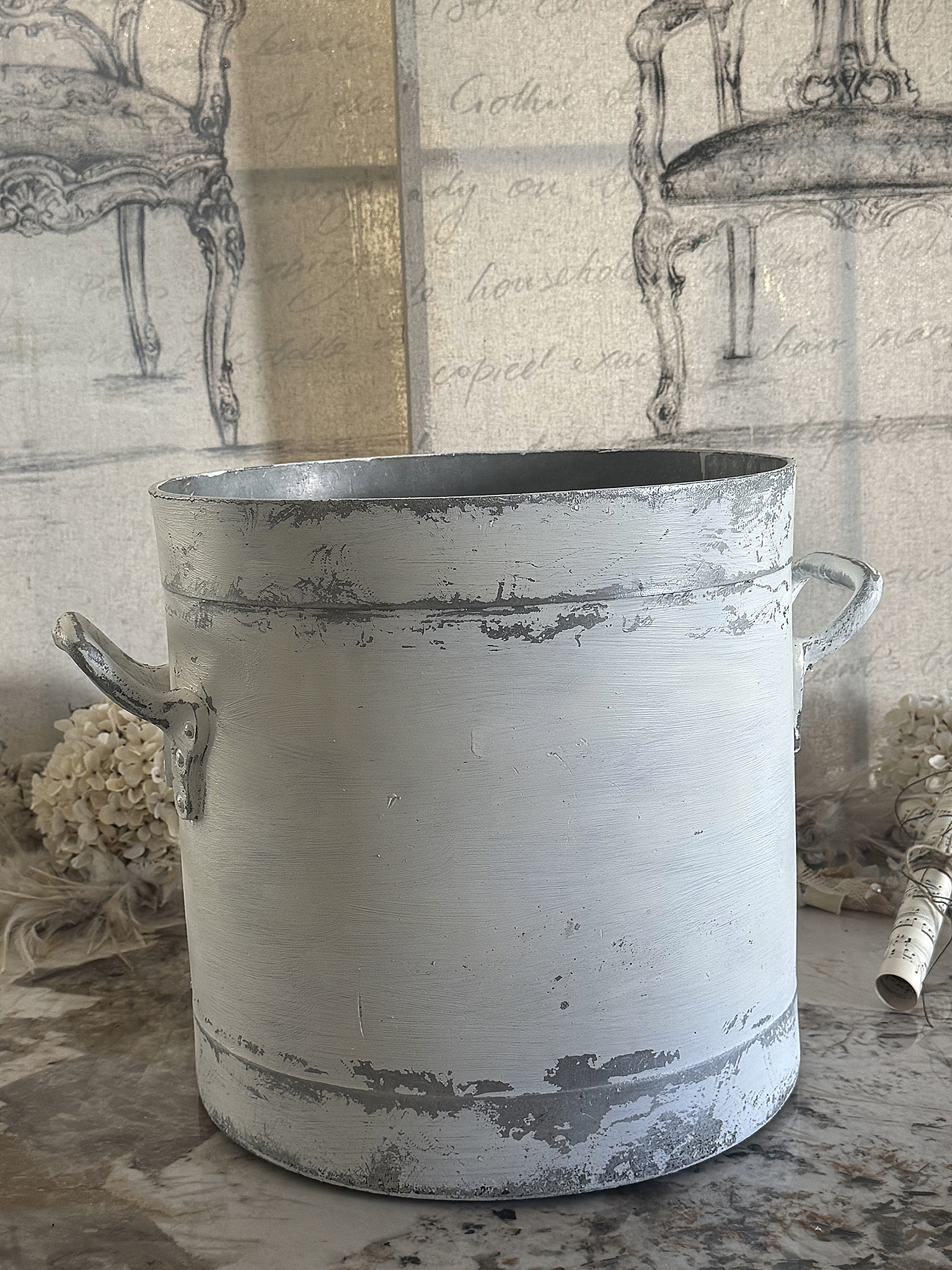 Großer alter Aluminiumtopf im französischen Shabby-Chic***