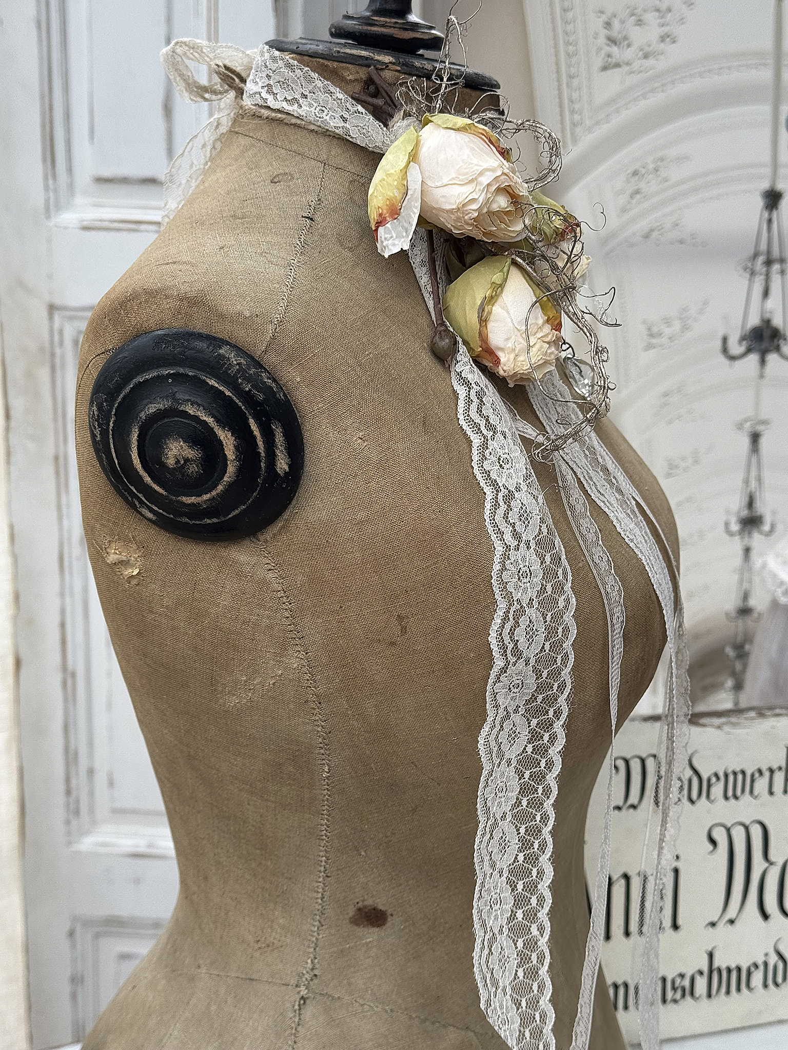 Mannequin mit Spitze und Trockenblumen Detailaufnahme eines vintage Mannequins mit Spitze und trockenen Rosen