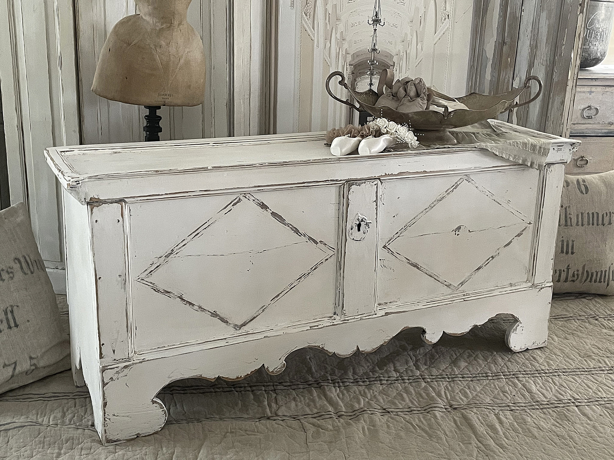 Vintage Truhe im Shabby Chic Design aus Holz Dekorative weiße Holzkiste im Shabby Chic mit stilvollen Details