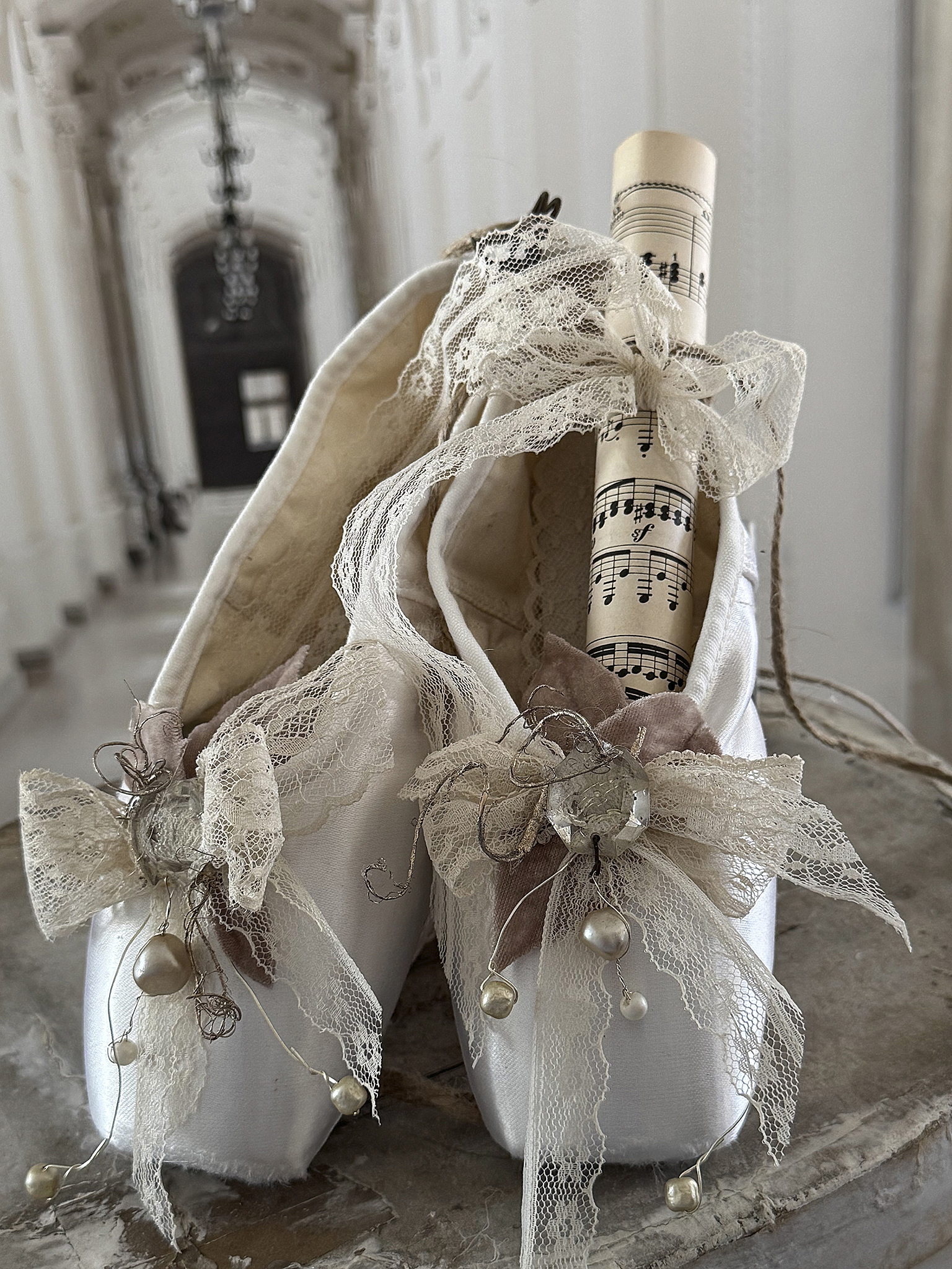 Weiße Spitzen-Ballettschuhe mit Notenblatt-Perlenglanz***