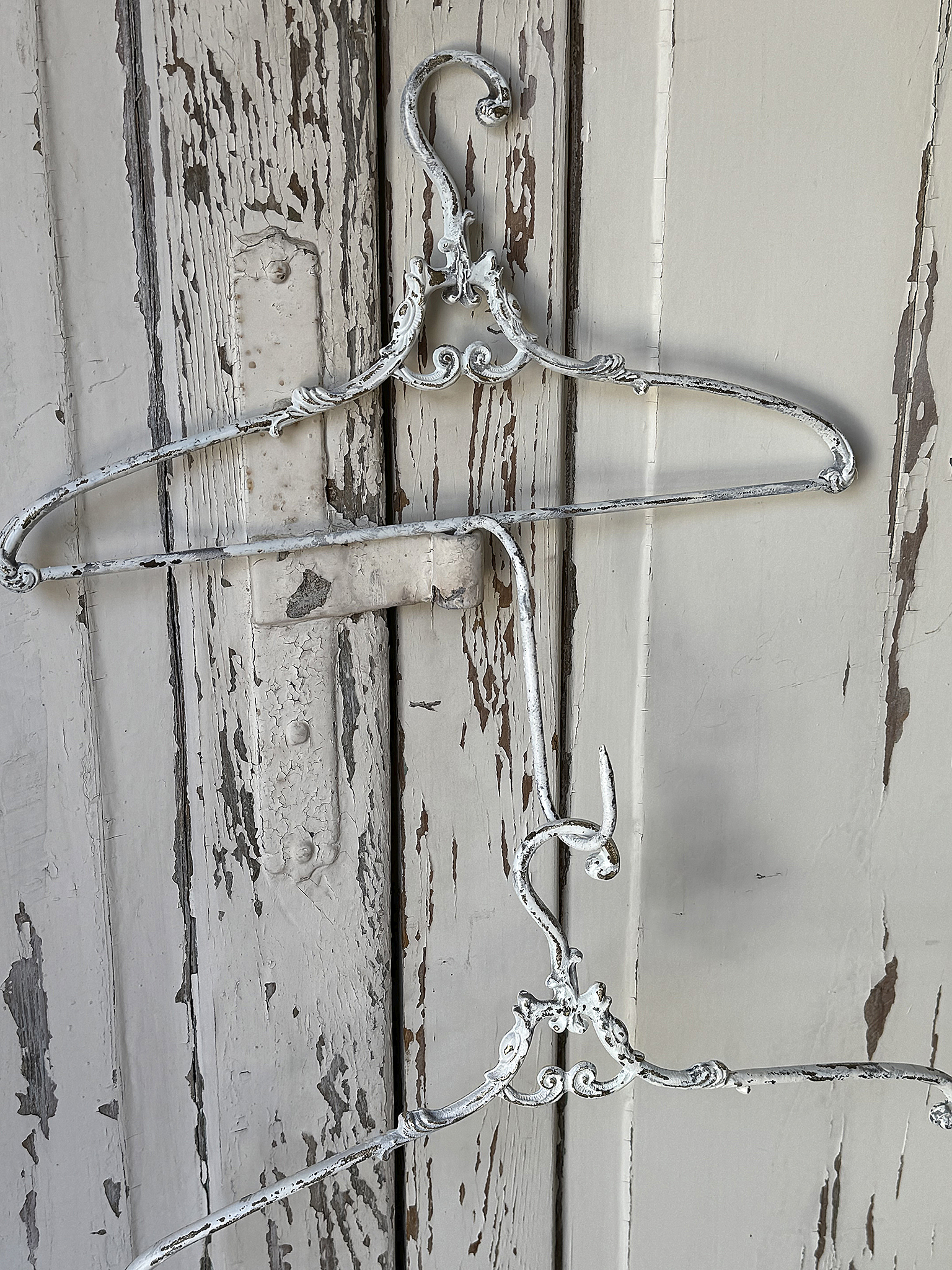 Zwei charmante Shabby-Kleiderbügel mit Geschichte***