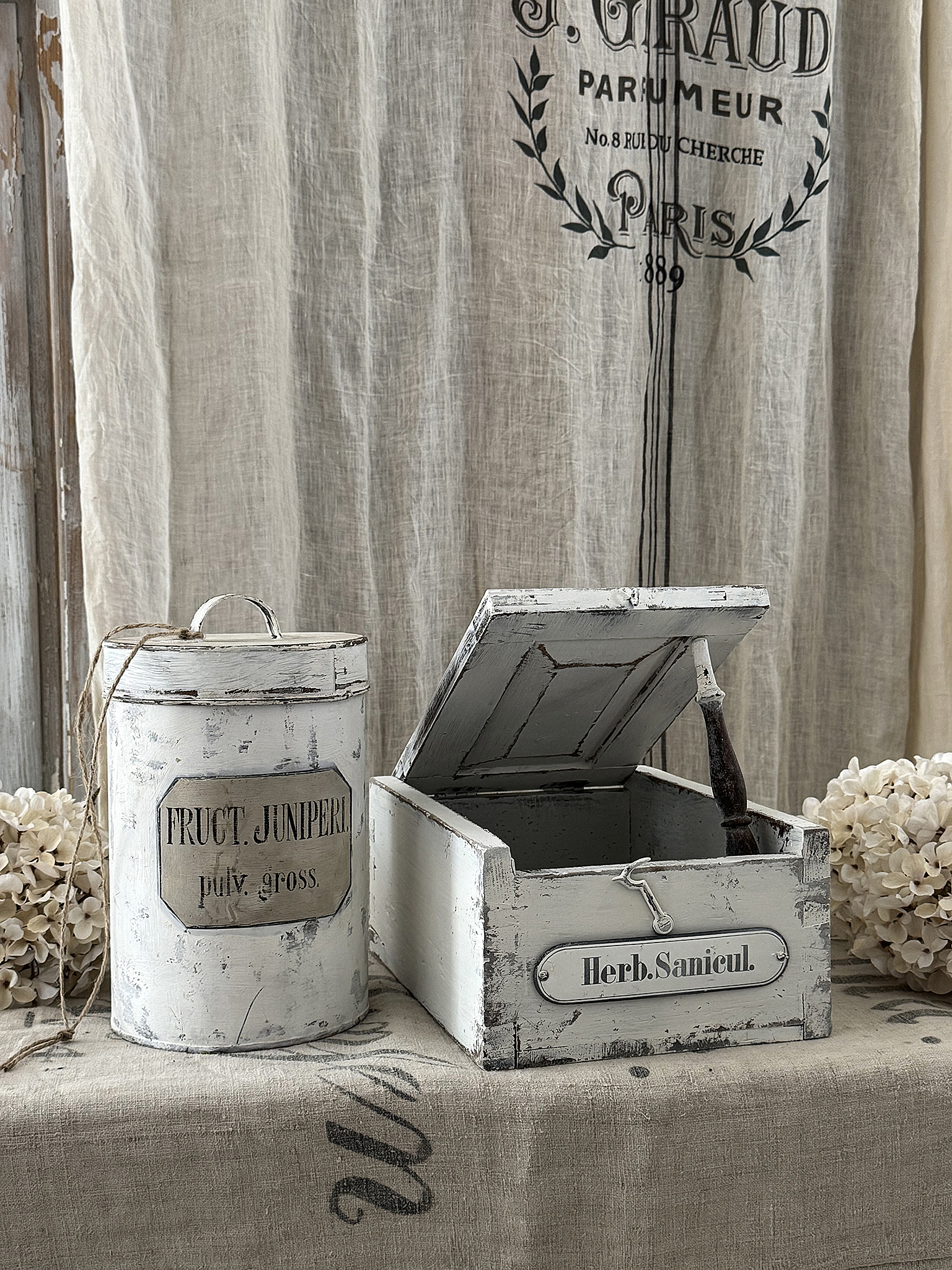 Stimmungsvolles altes Apotheker-Duo mit wunderschönem Shabby-Chic-Charme***