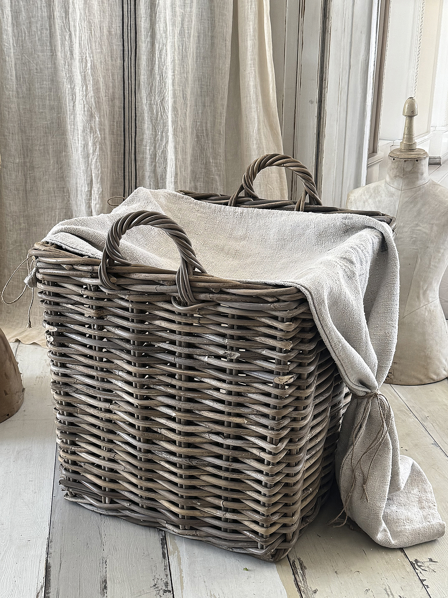Großer Naturweidenkorb mit altem Leinensack-XL***