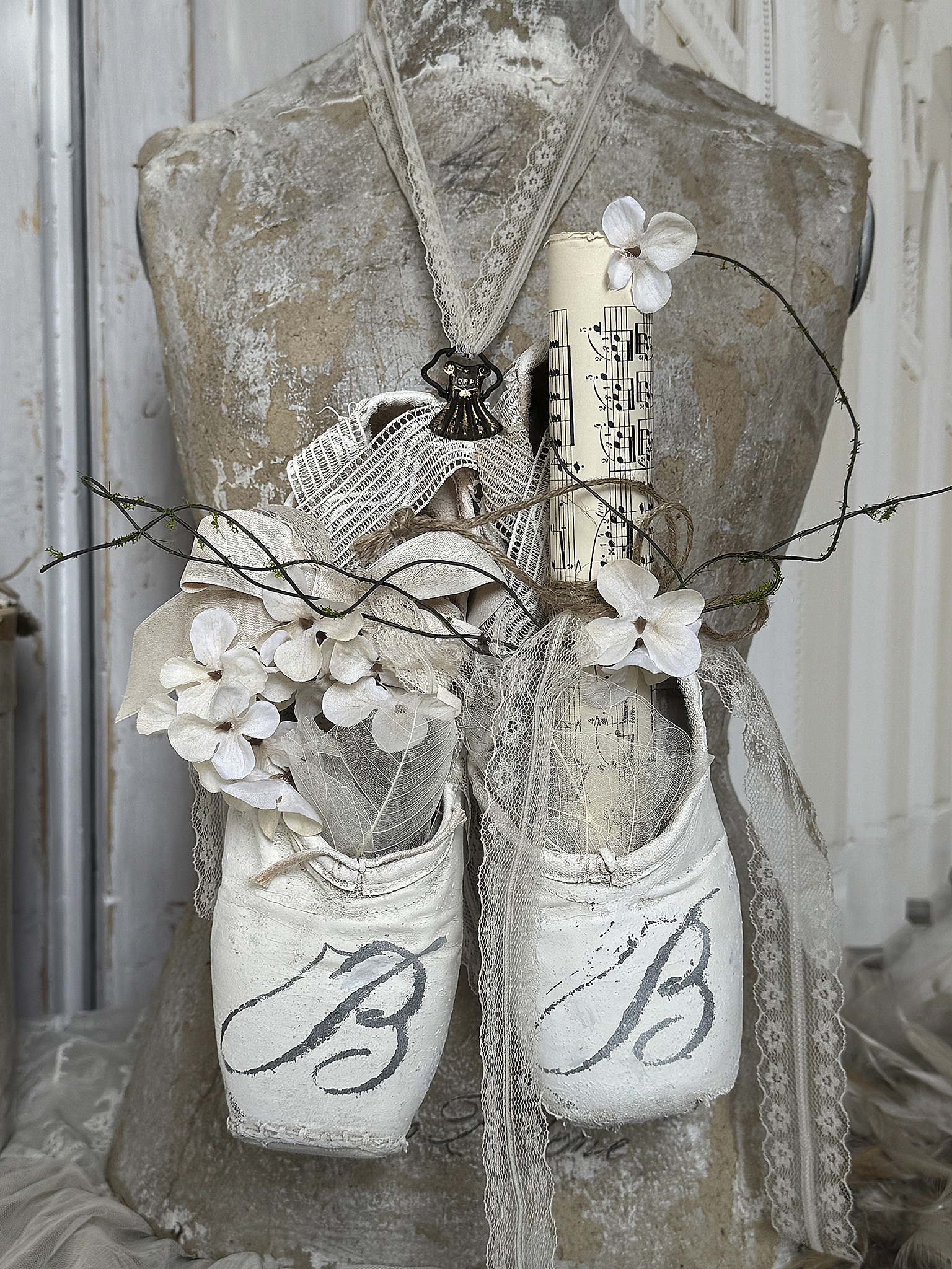 Alte Spitzenschuhe im stilvollen Vintage-Kleid – Nostalgie mit feiner Note***