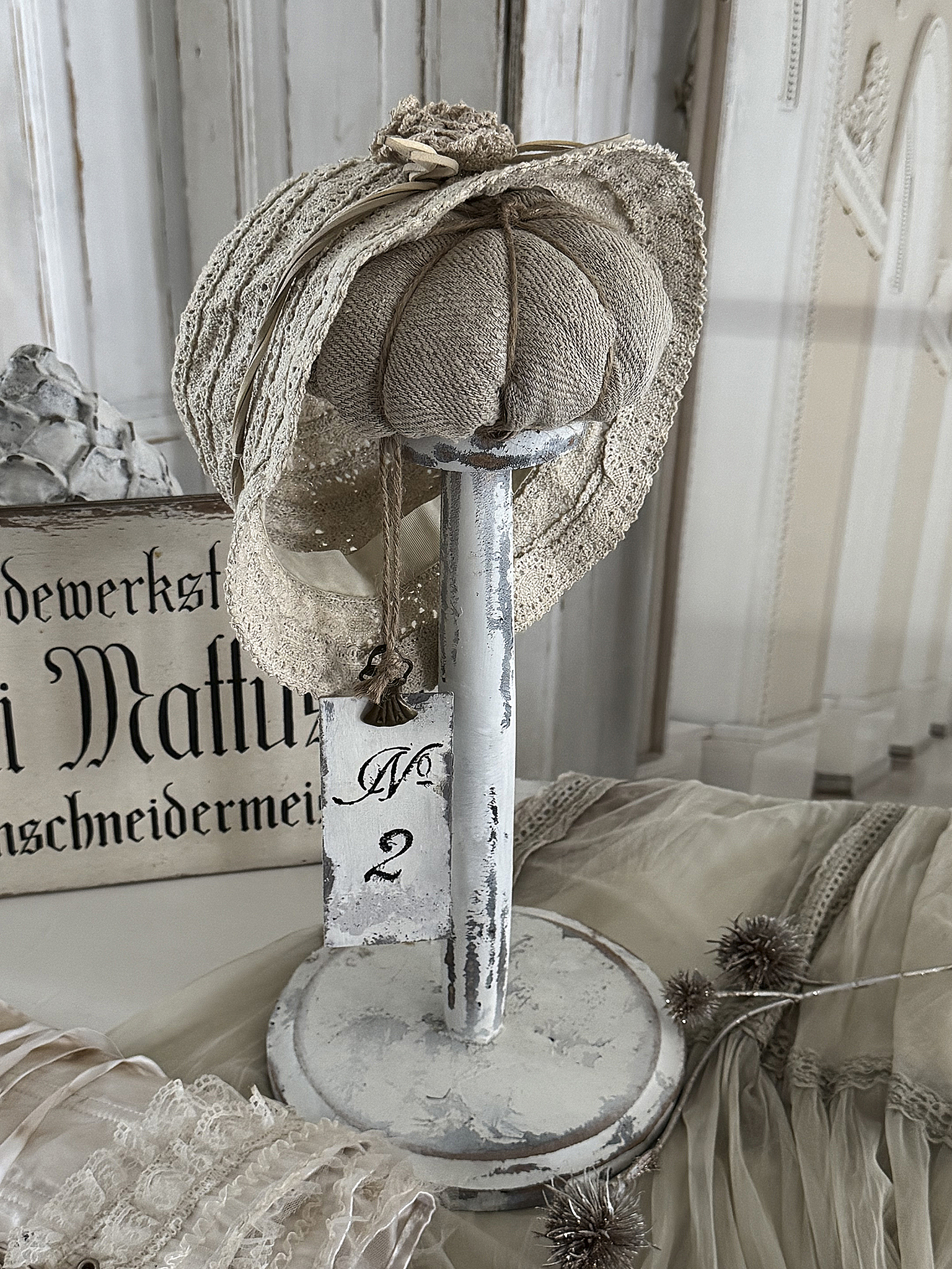  Alter, charmanter Hutständer im weißen Shabby-Kleid***