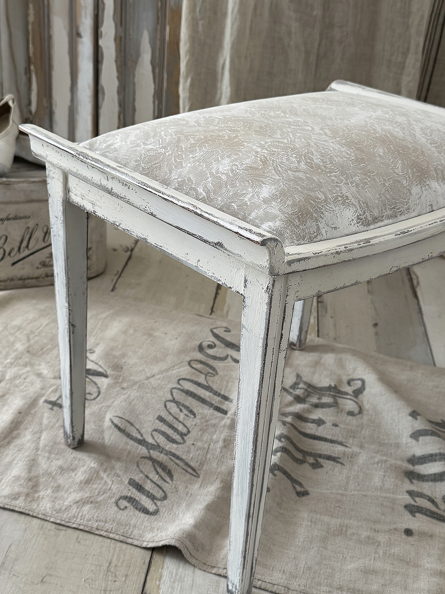 Alter Polsterhocker mit elegantem Shabby-Chic-Charme***