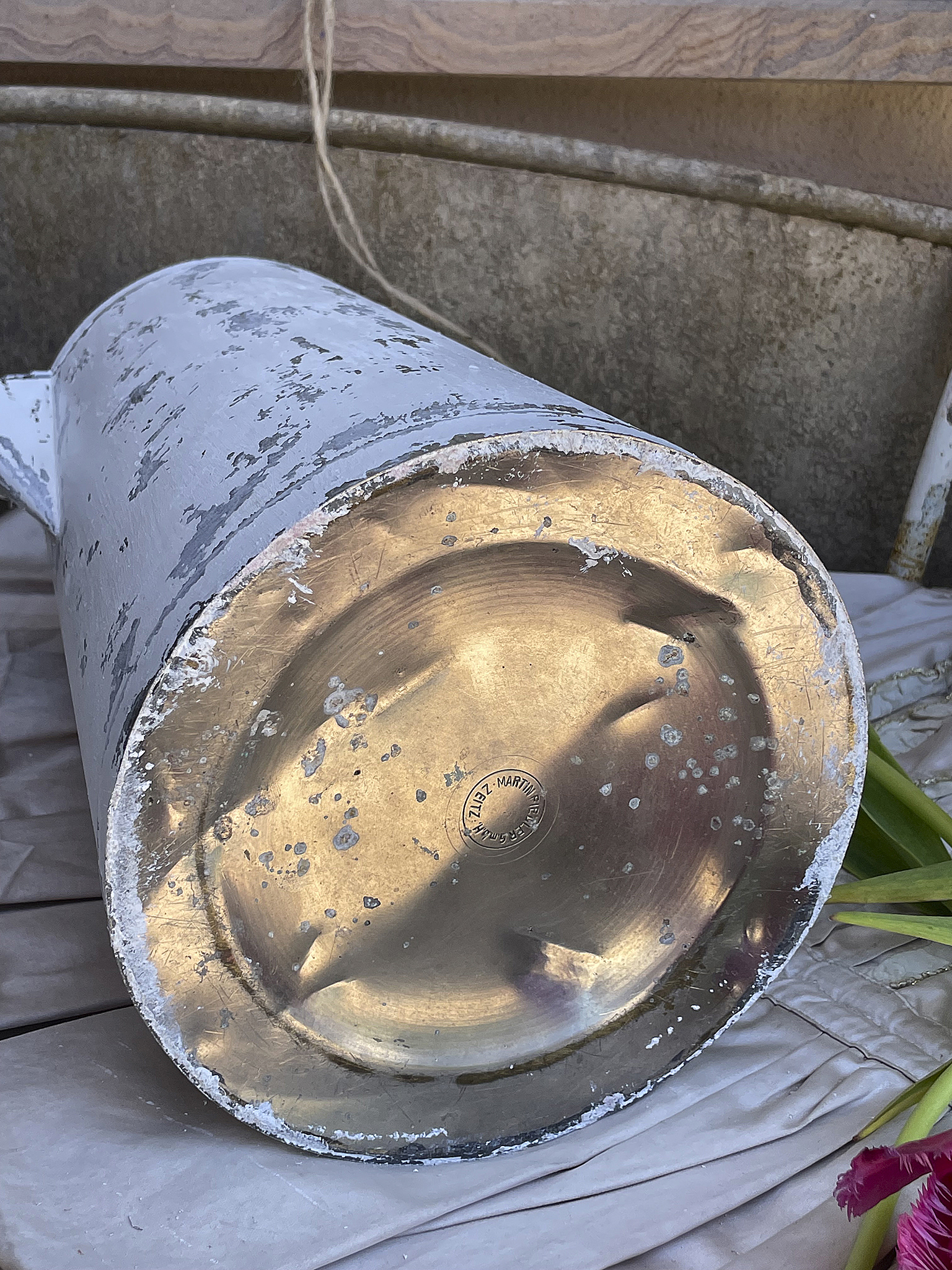 Alte Metallkanne mit abblätternder Farbe Detailaufnahme einer gebrauchten Metallkanne mit sichtbarem Verschleiß und Innenansicht.