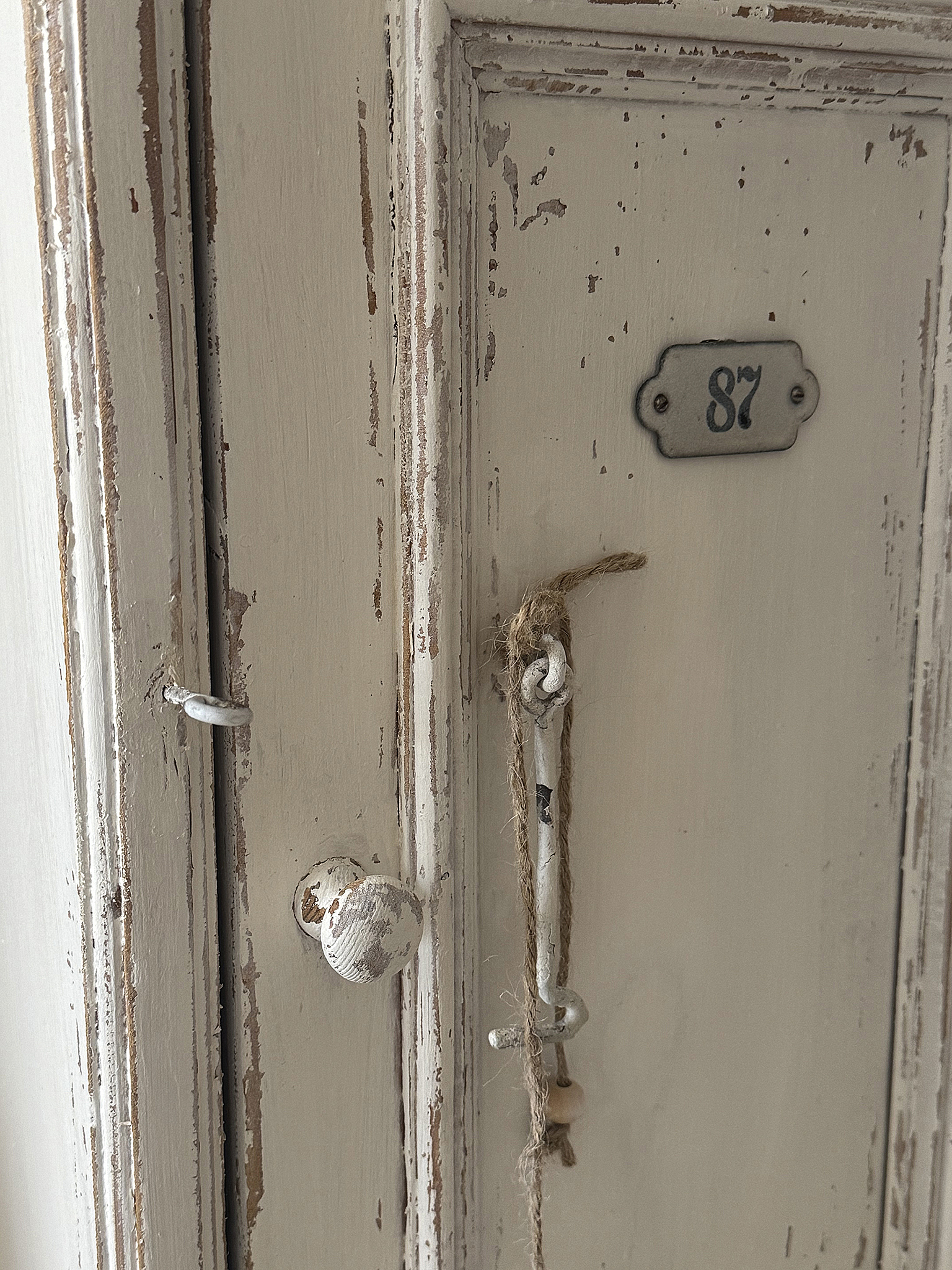 Altes Shabby-Schränkchen „87“***