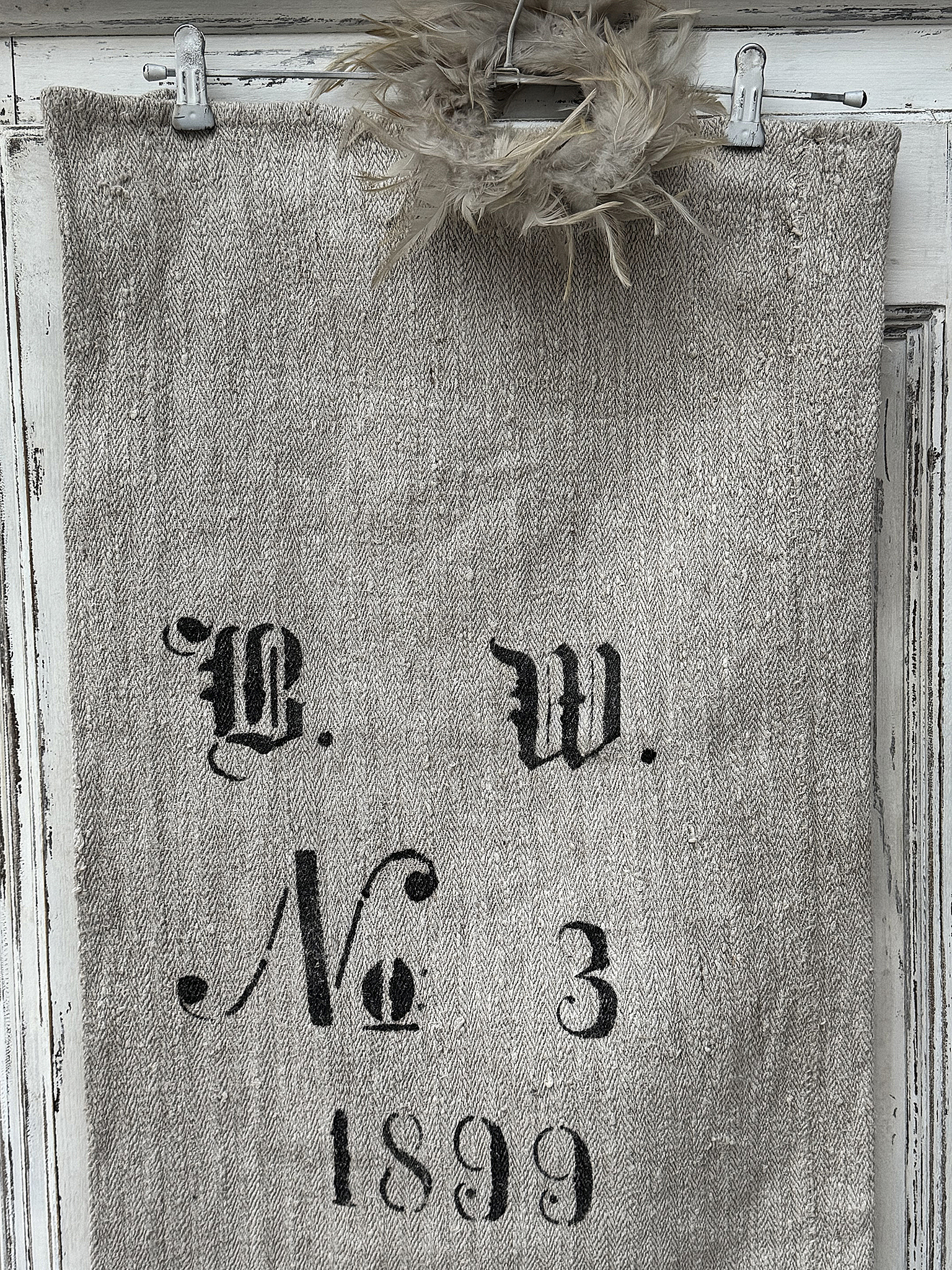 Wandteppich aus Stoff mit den Aufdrucken B.W., No 3 und 1899