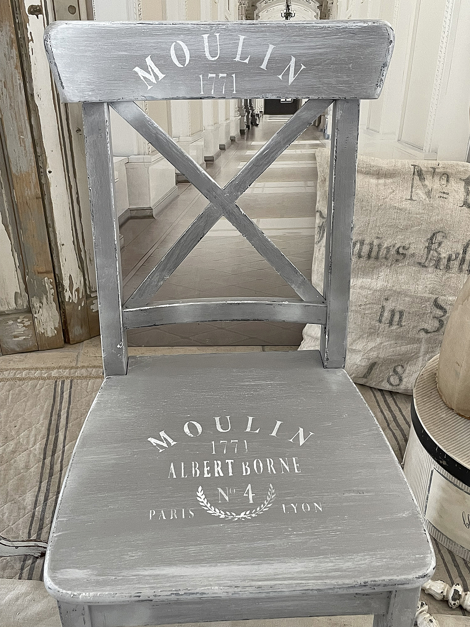Robuster Holzstuhl in taupe/weiß*** Robuster Holzstuhl in taupe/weiß***
