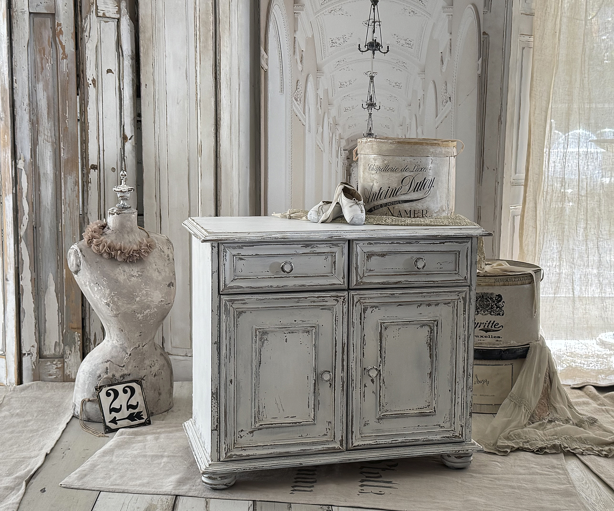 Vintage Kommode aus massiver Eiche – Shabby Chic Schränkchen in Weiß – Landhausstil***
