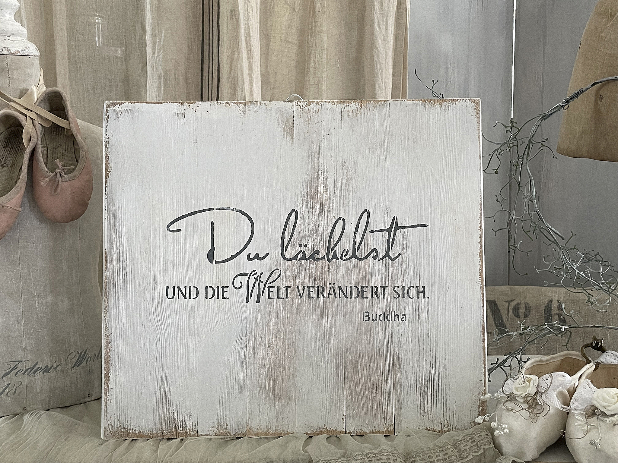 Dekoratives Schild mit dem Text 'Du liebst und die Welt verändert sich.' - Buddha, ideal für Wohnkultur.