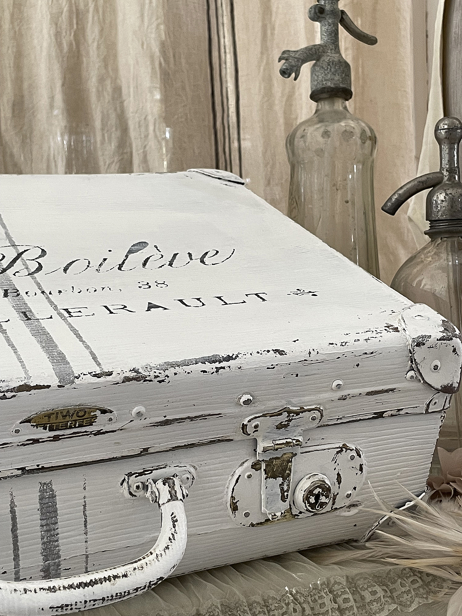 Vintage Koffer im Shabby Chic Design Shabby Chic Koffer mit nostalgischem Look und dekorativen Details