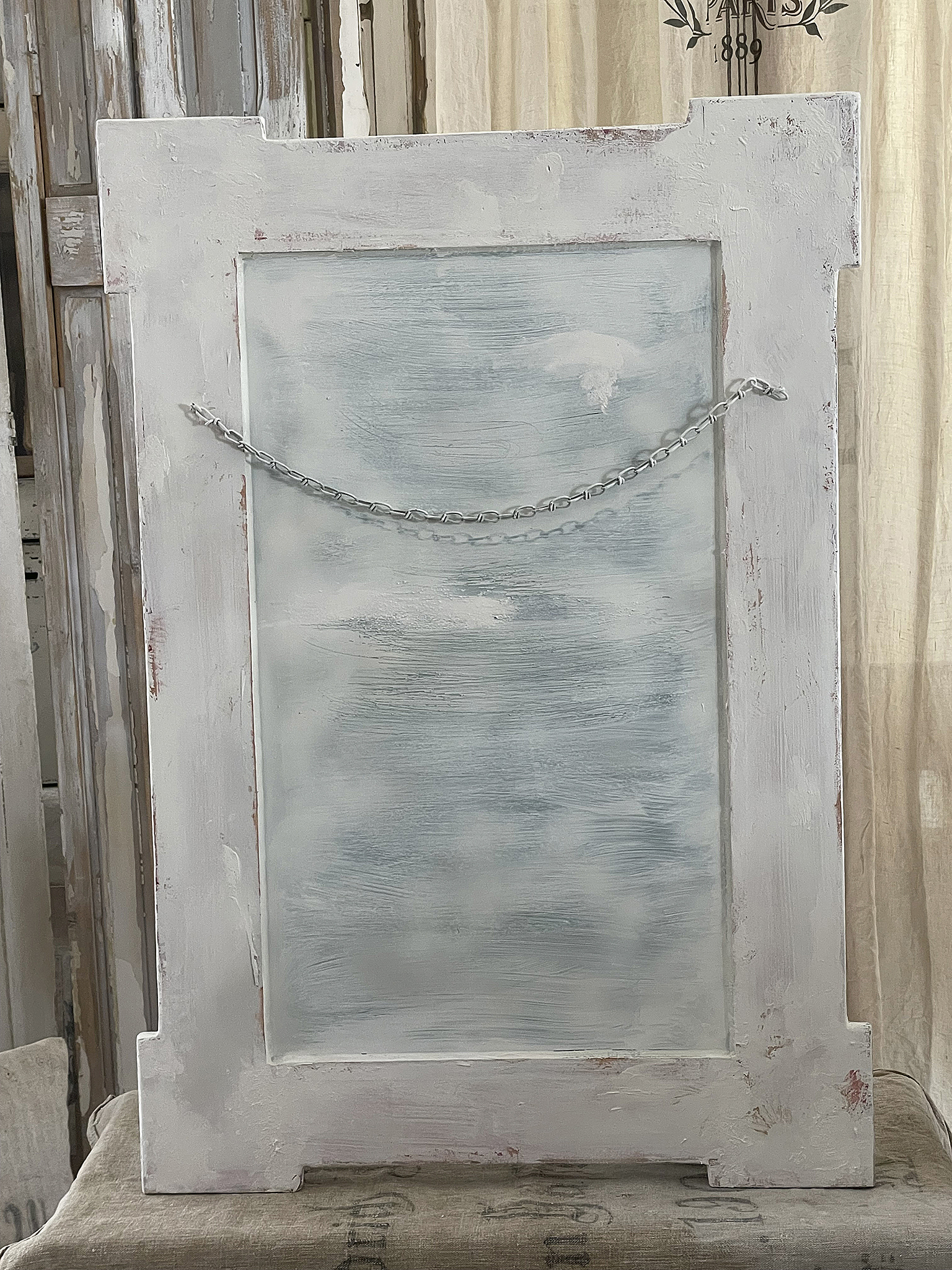 Dekorativer Rahmen mit Kette im Shabby-Chic-Stil Weißer Shabby-Chic-Rahmen mit Kette und wolkenartigem Hintergrund