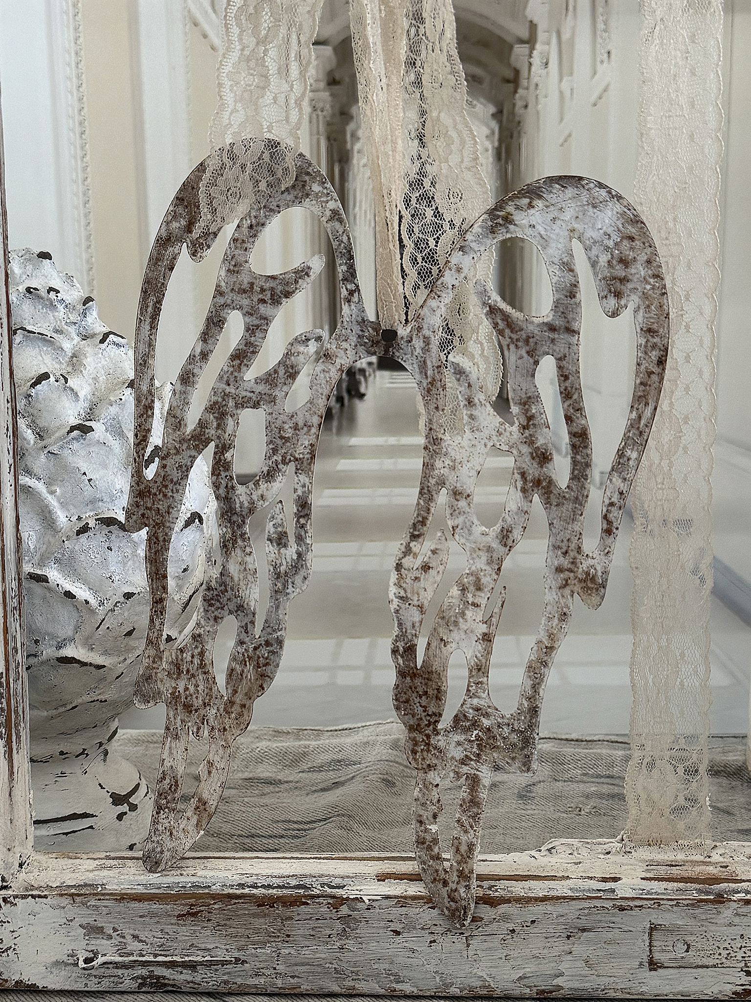Süßer, alter Holzfensterrahmen – mit Engelflügel & filigranem Spitzenband*** Süßer, alter Holzfensterrahmen – mit Engelflügel & filigranem Spitzenband***