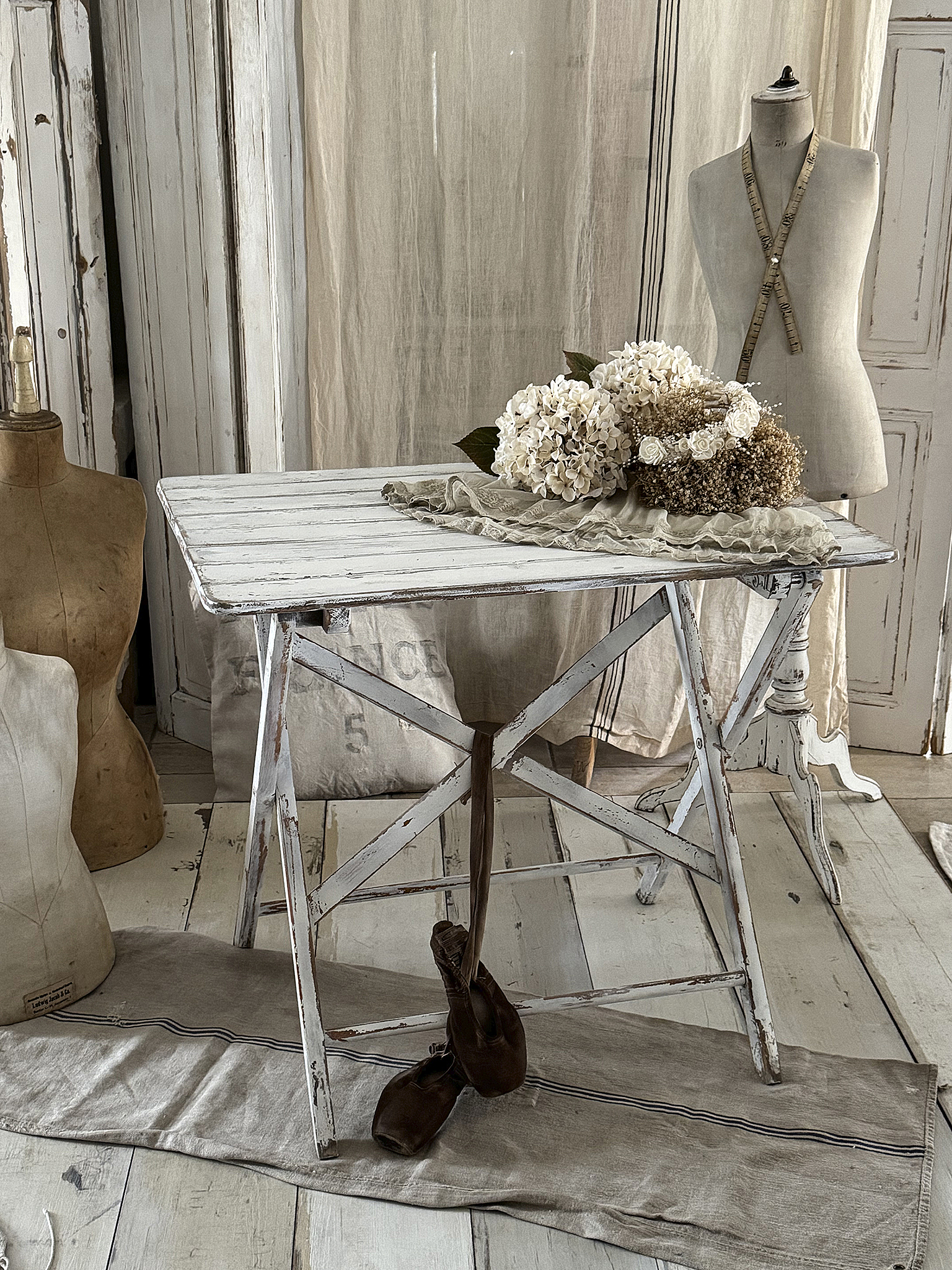 Alter Holzgartentisch im weißen Shabbykleid –Verwandlungskünstler***