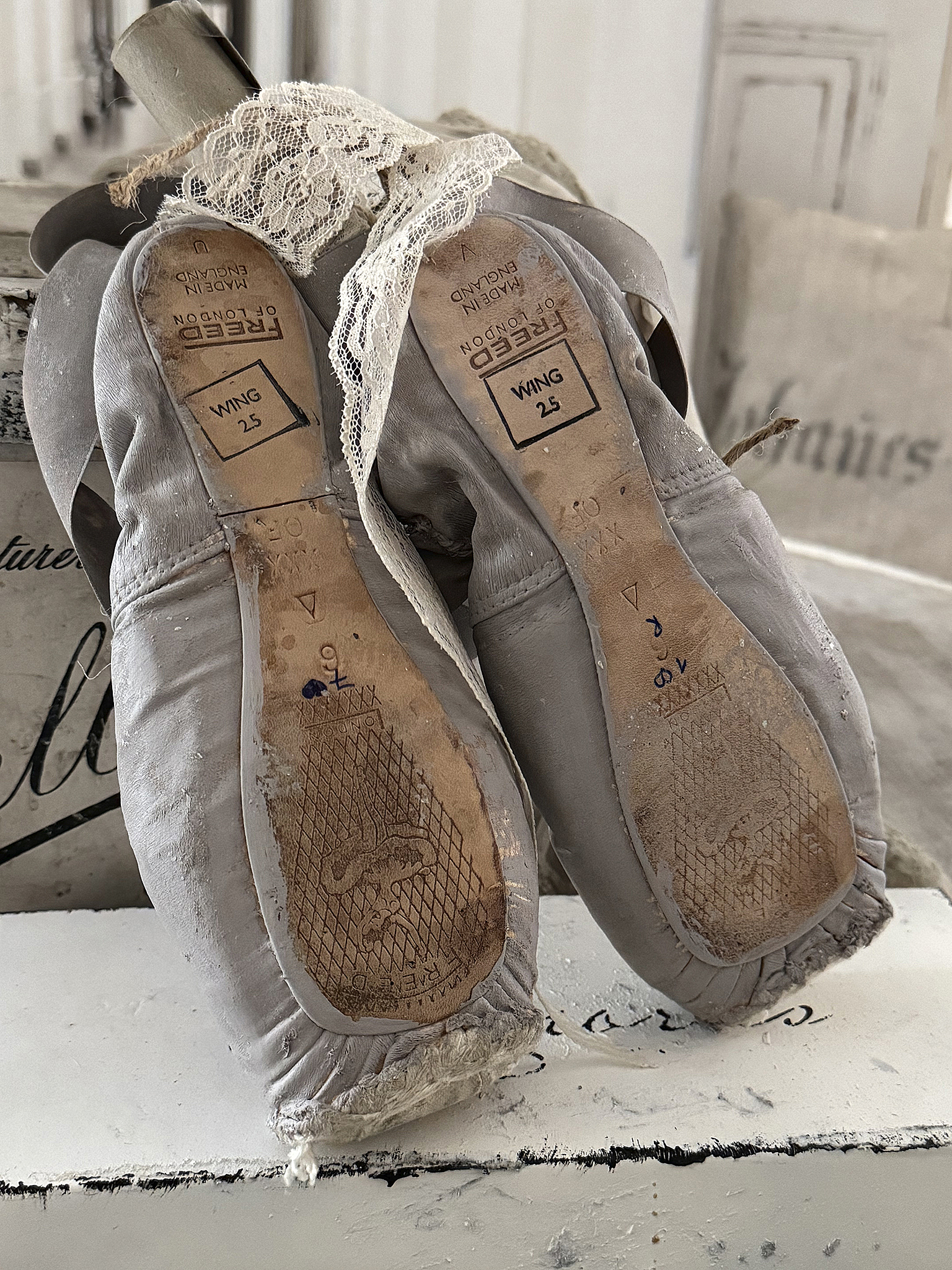 Alte Spitzenschuhe in Taupen – Vintagekleid *** Alte Spitzenschuhe in Taupen – Vintagekleid ***