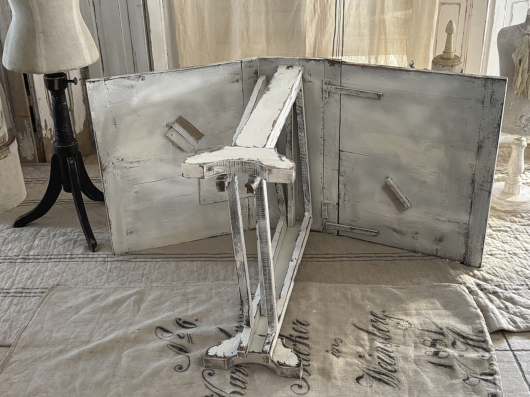 Antiker Klapptisch im Original-Vintage-Kleid