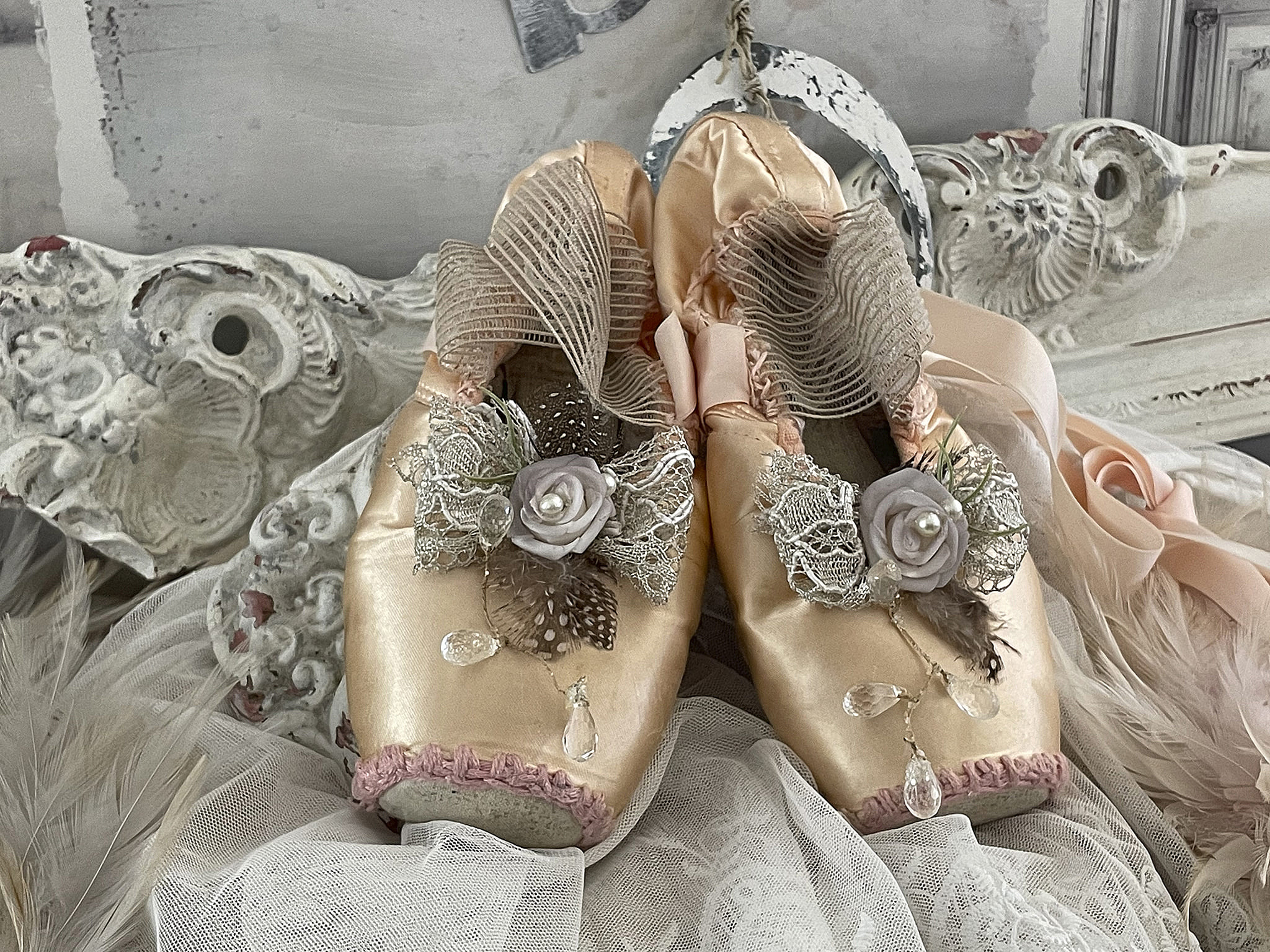 Schicke Ballettschuhe in Blushfarbe mit feiner Verzierung und Verzierungen aus Spitze.