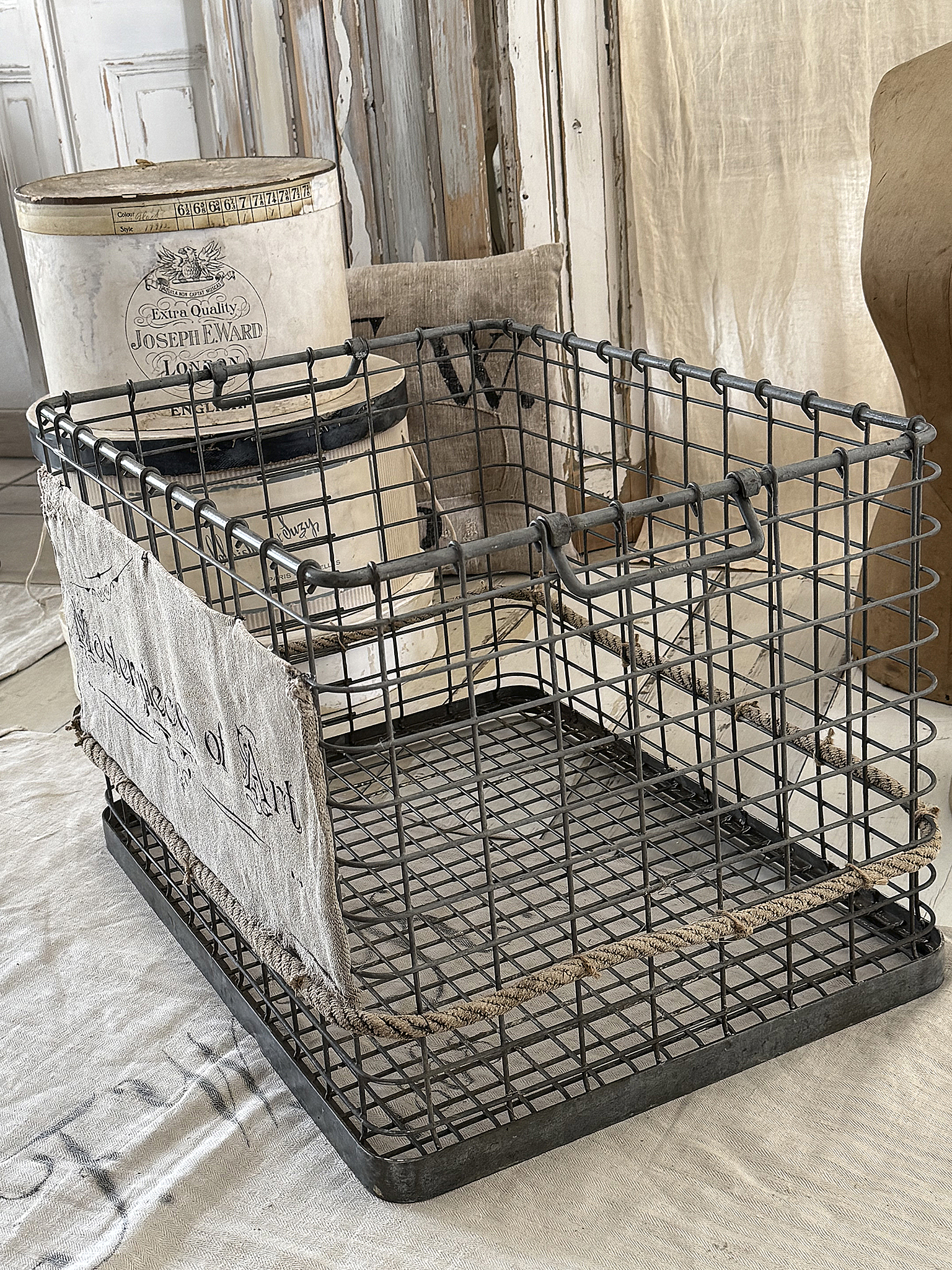 Großer Eisenkorb mit altem Leinen***