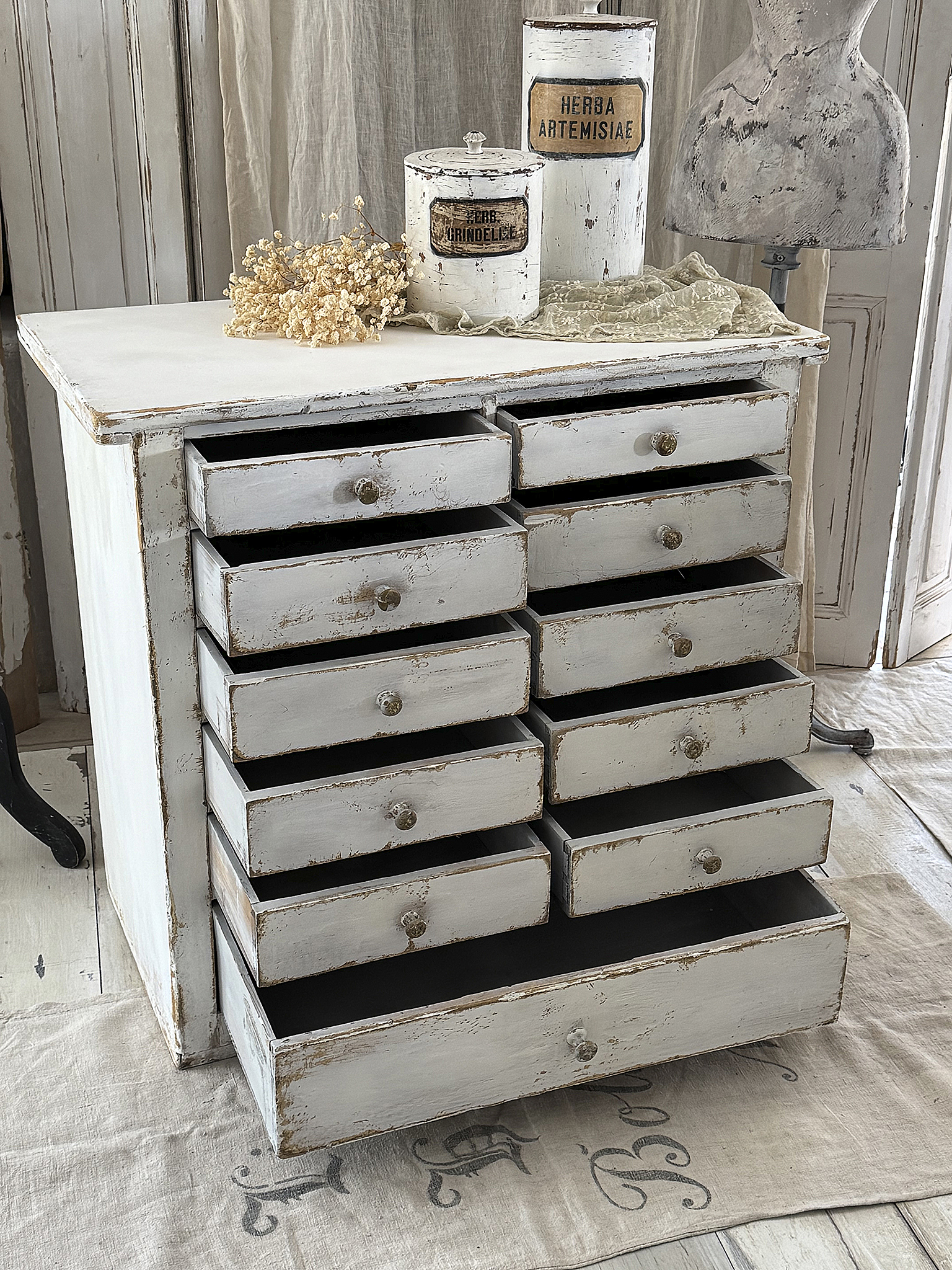 Alter Schubladenschrank aus Vollholz mit 11 Schubladen – Originaler Shabby-Charme***