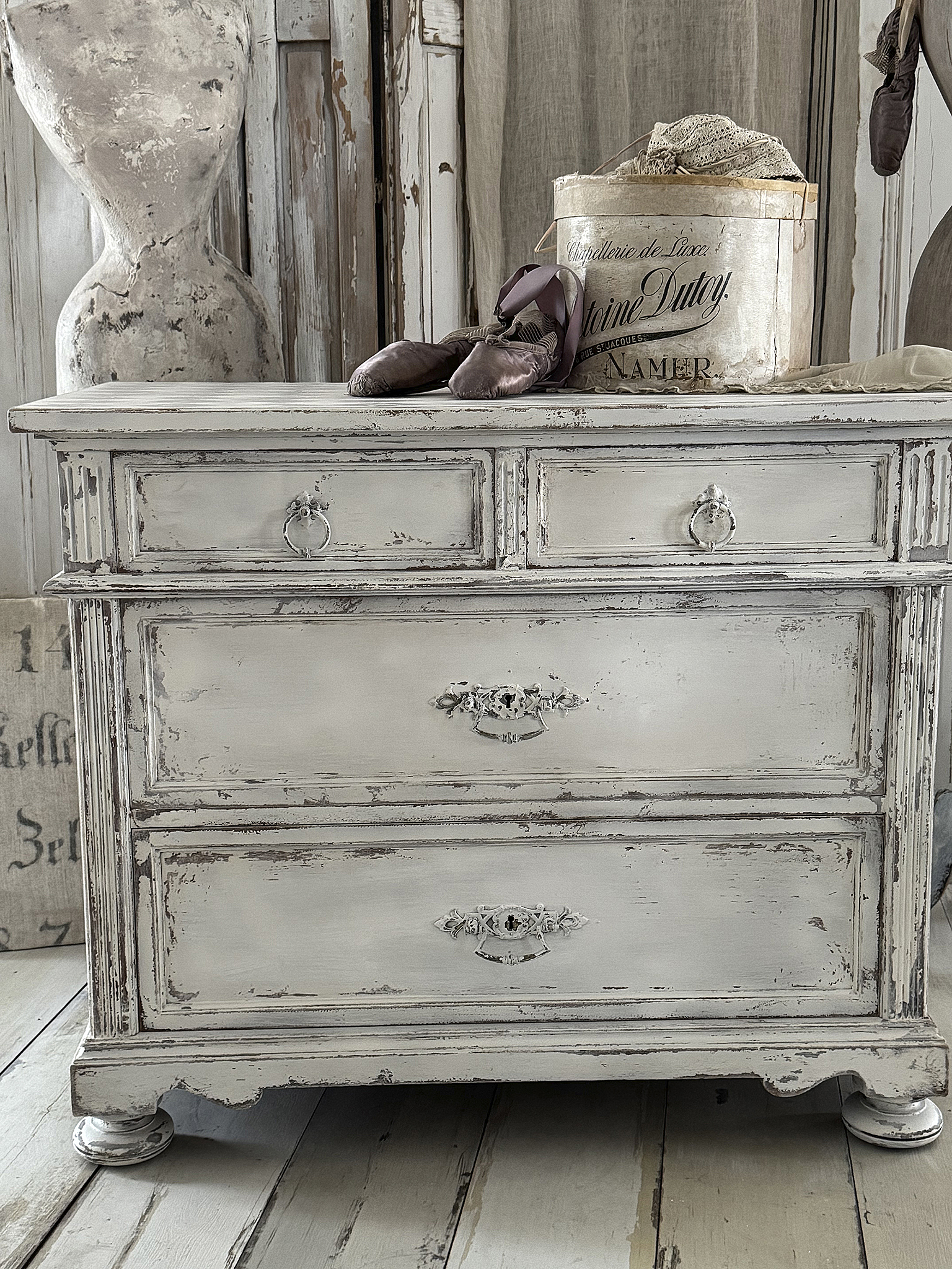 Antike Schubladenkommode im edlen Vintage-Kleid***