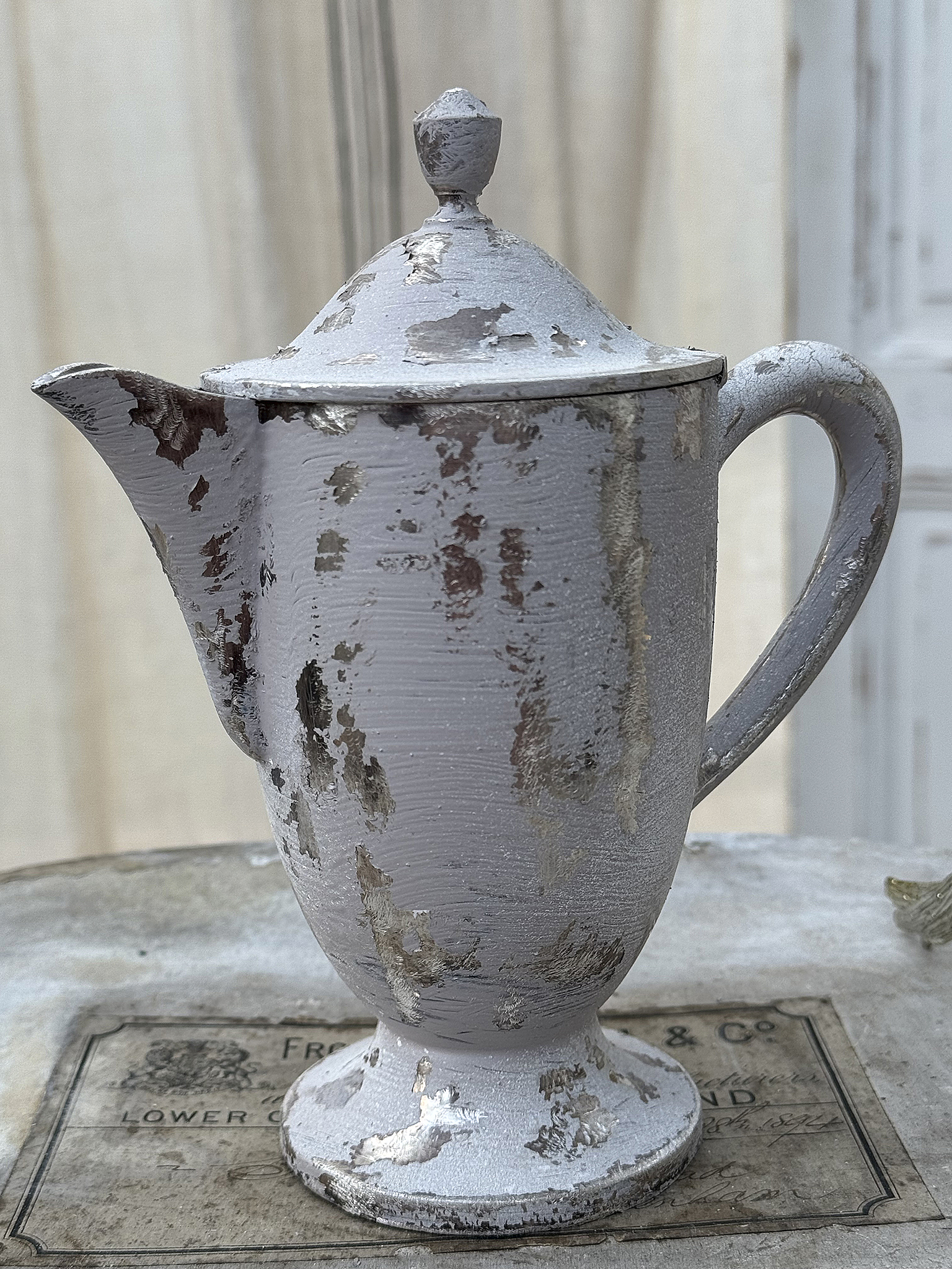 Vintage Kaffeekanne mit abgeblätterter Farbe Antike Kaffeekanne aus Metall mit abgenutzter Oberfläche und grauer Farbe