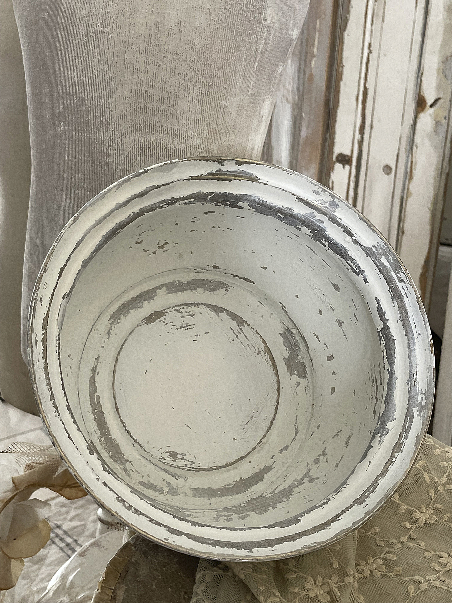 Schöne, vintage Schüssel mit Patina in heller Farbe Vintage Schüssel mit abblätternder Farbe und nostalgischem Charme