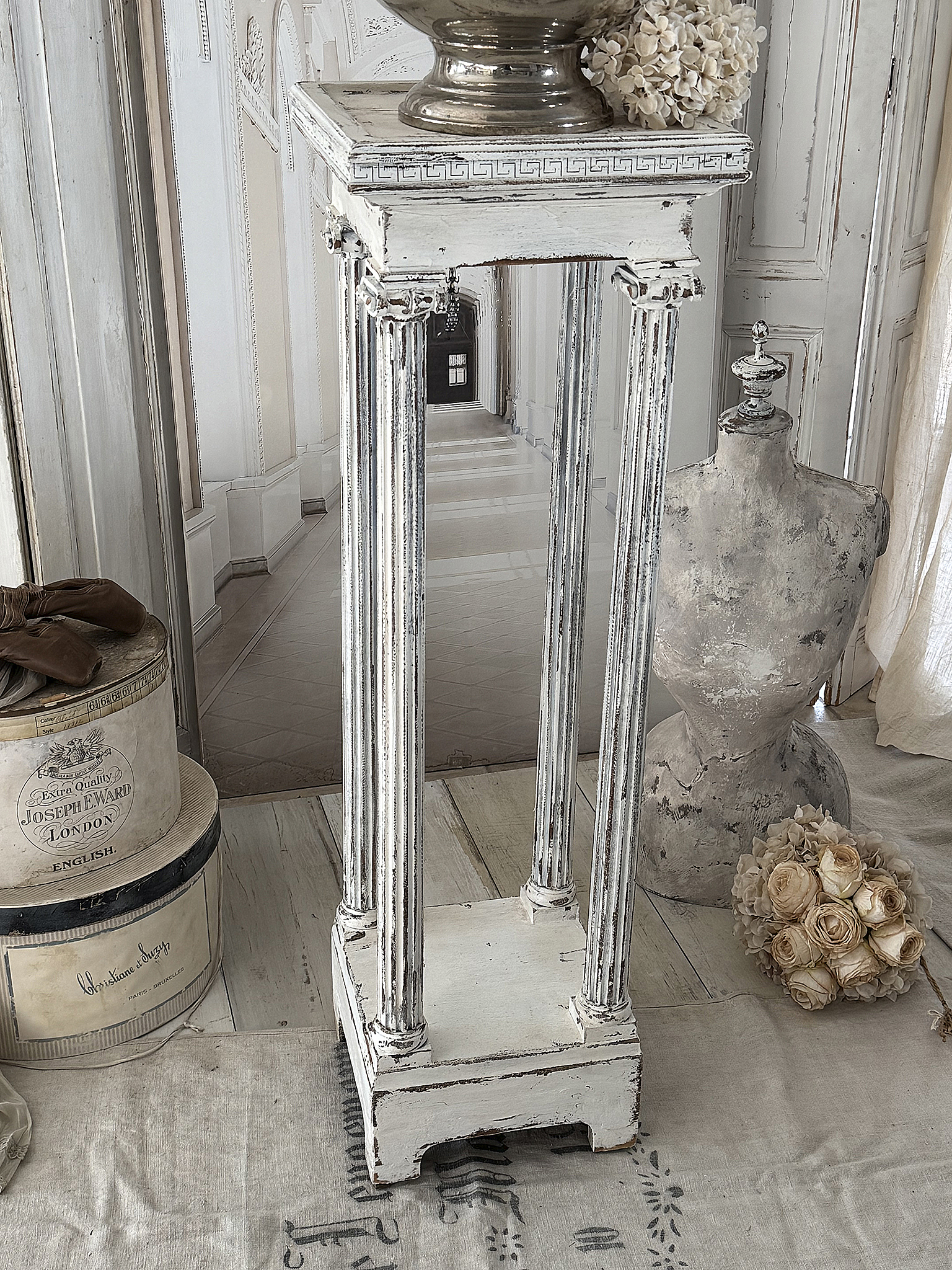 Antikes Shabby-Chic Standsäulenregal aus Vollholz – ein außergewöhnliches Liebhaberstück*** 