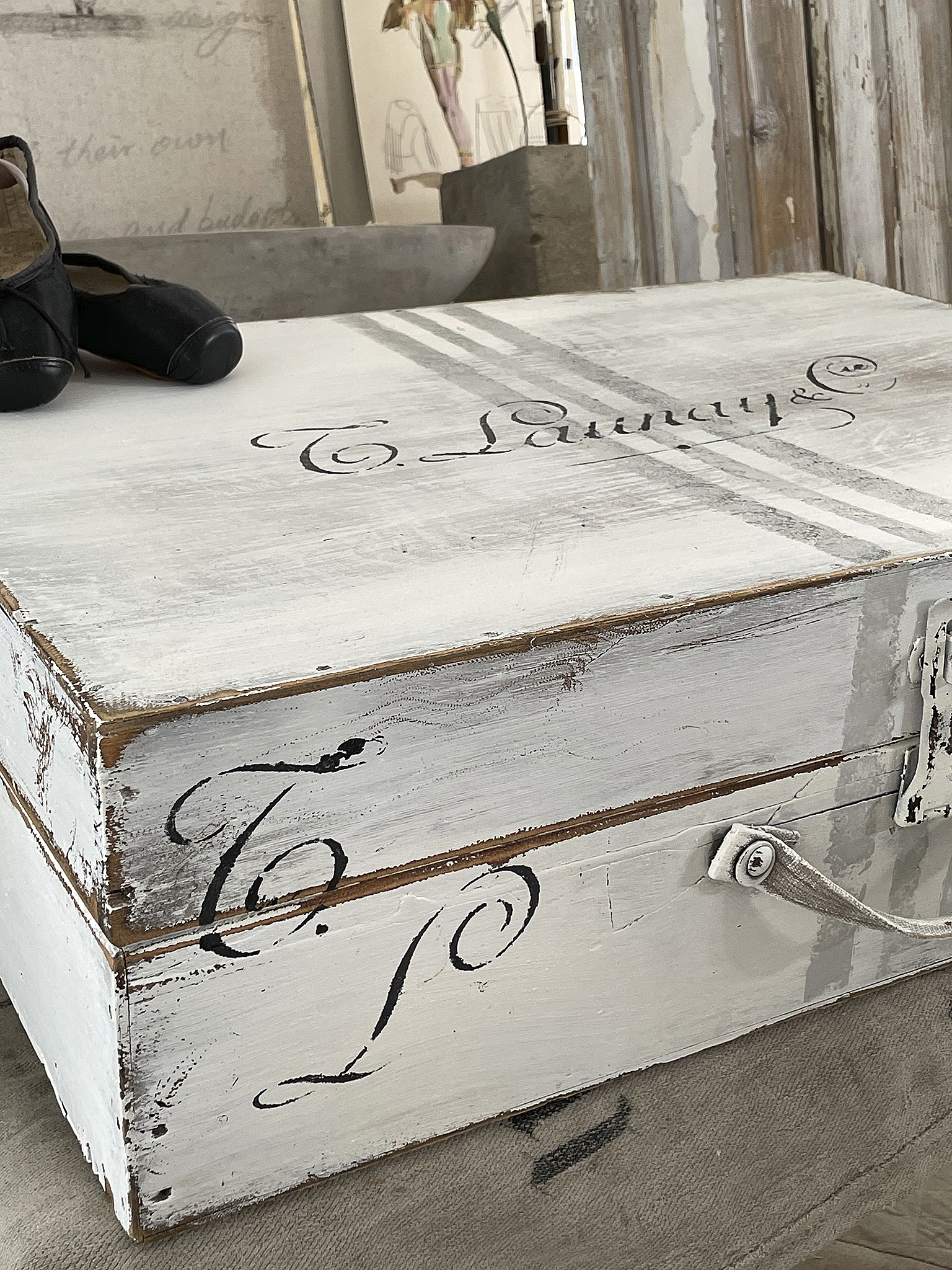 Rustikale Aufbewahrungsbox mit edel beschrifteter Oberfläche Hölzerne Aufbewahrungsbox in shabby chic Design mit einem eleganten Schriftzug