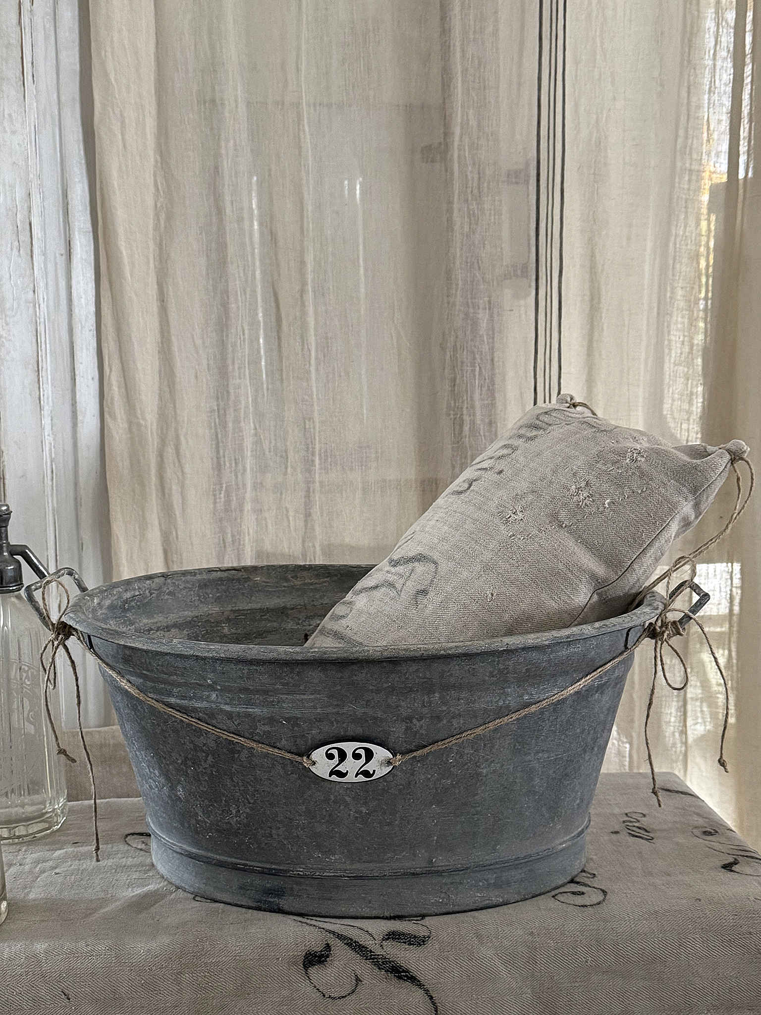 Alte Zinkwanne mit Emaille-Schild 22 ***