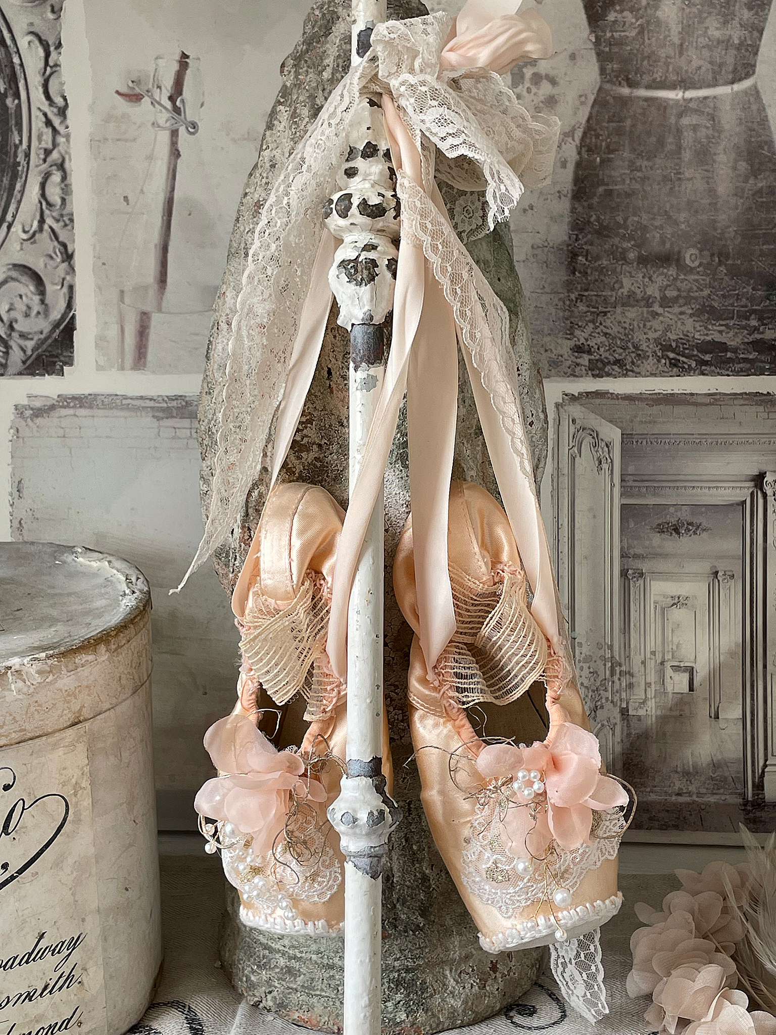 Zarte Ballettschuhe mit Dekoration Dekorative Ballettschuhe in zartem Pink, stilvoll präsentiert