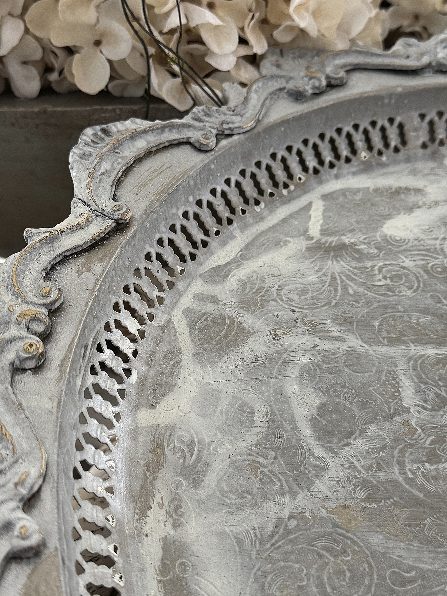Alte runde Messingschale im Shabby Chic – Vintage Schale mit ziseliertem Rand***