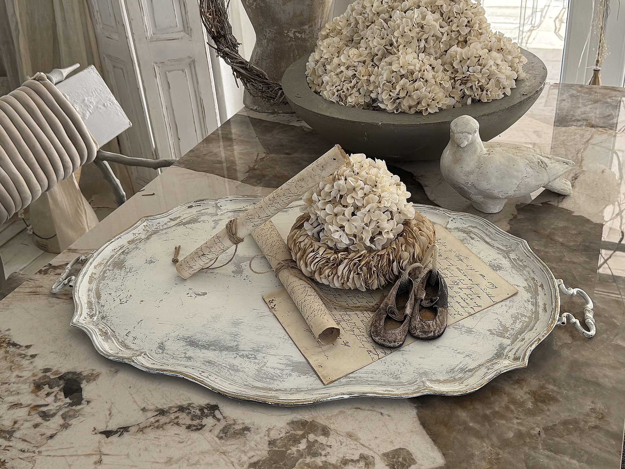 Sehr großes altes Messingtablett im mattweißen Shabby-Vintage-Look***