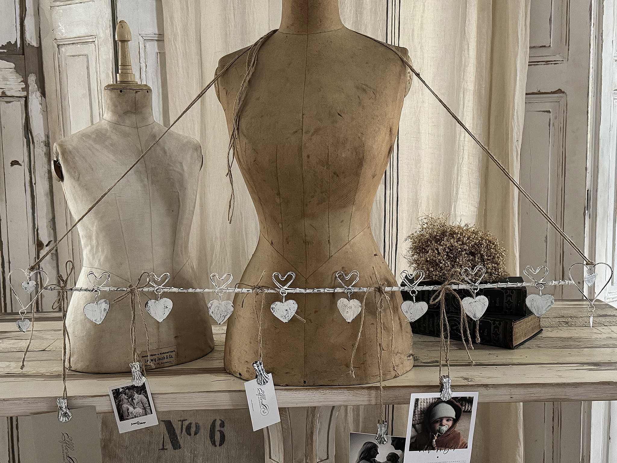  Süße, filigrane Hakenleiste im weißen Shabby-Kleid – ein herziger Blickfang***