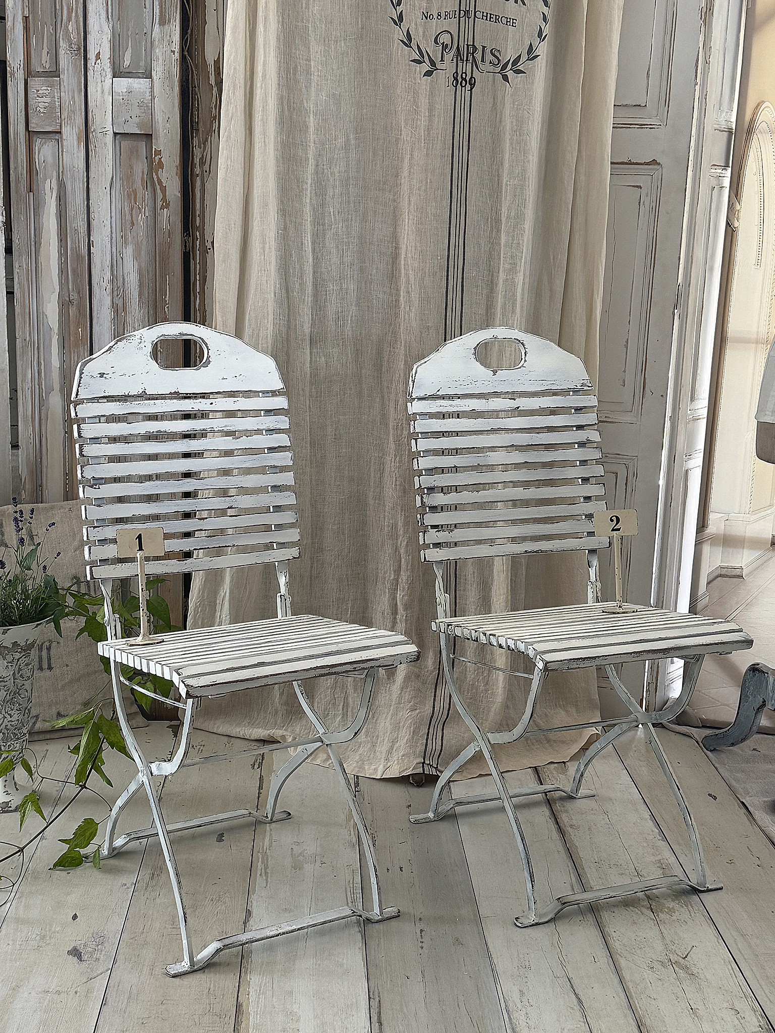 Charmante ältere Gartenstühle im mattweißen Shabby-Chic***