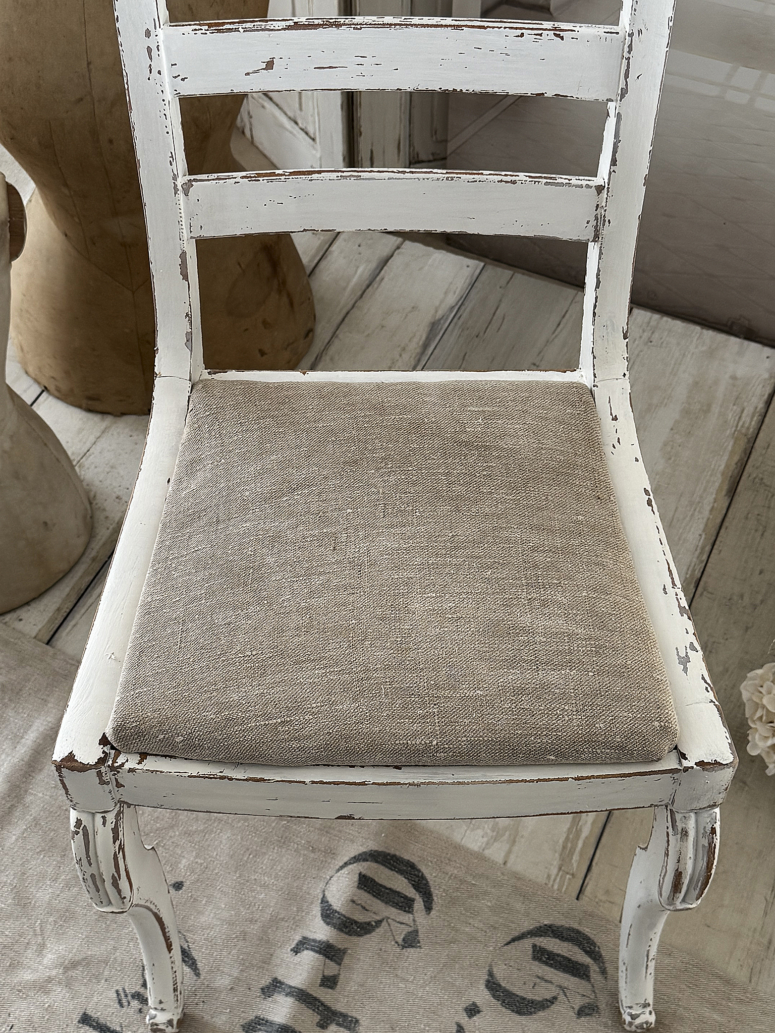 Antiker Holzstuhl – Shabby Chic in Mattweiß – Sitzpolster aus altem Leinen – Vintage Unikat***